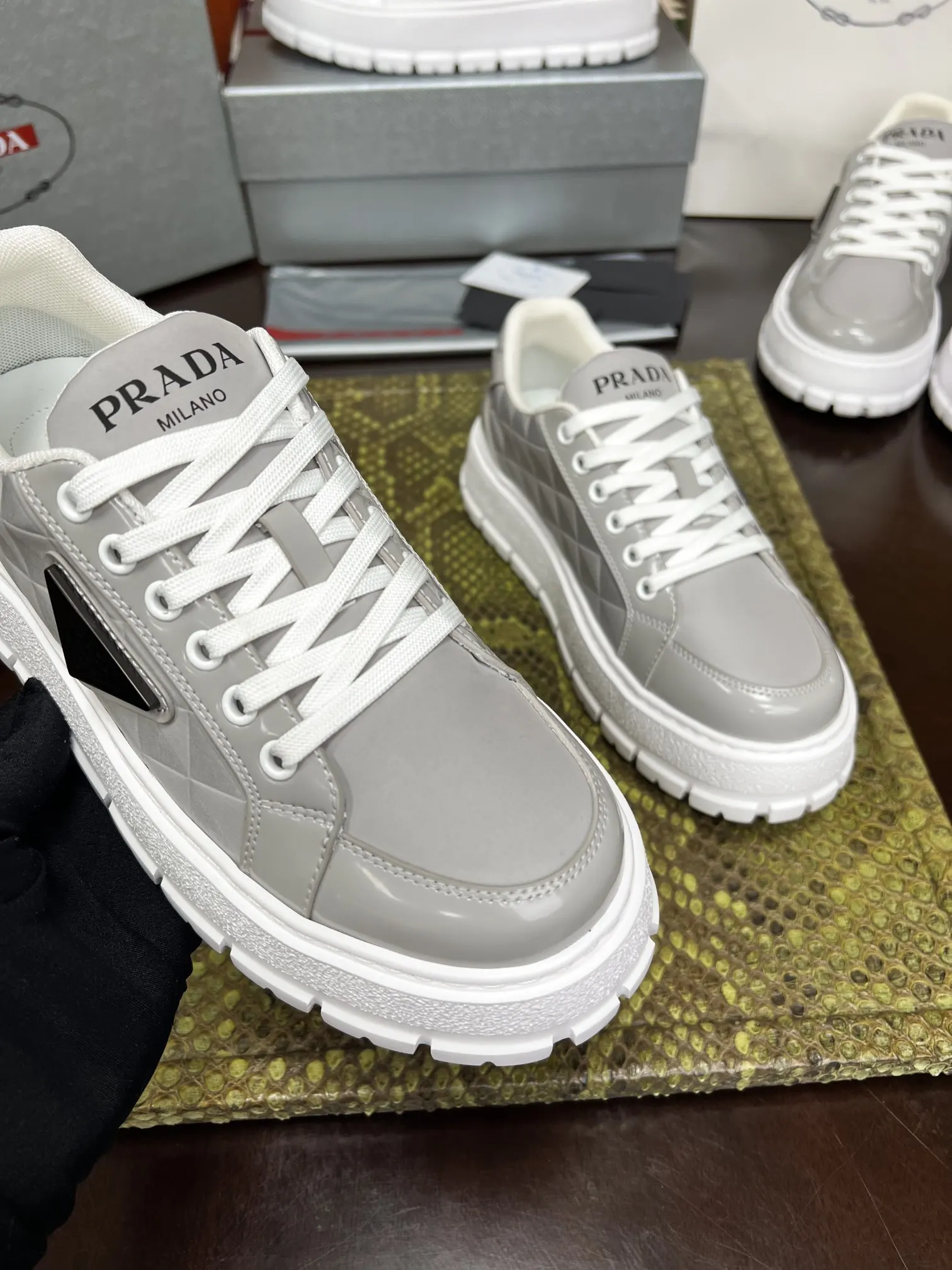 Prada 牛皮 休闲鞋 舒適