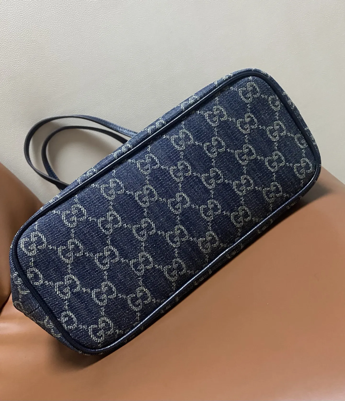 Gucci 帆布 GG涂层帆布与织带的搭 为精致的造型增添了标志性的点 托特包 大容量托特款