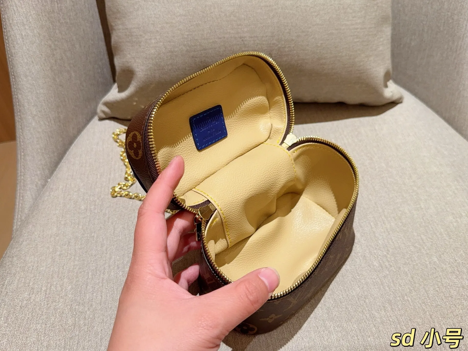 LV 化妆包 便携收纳款