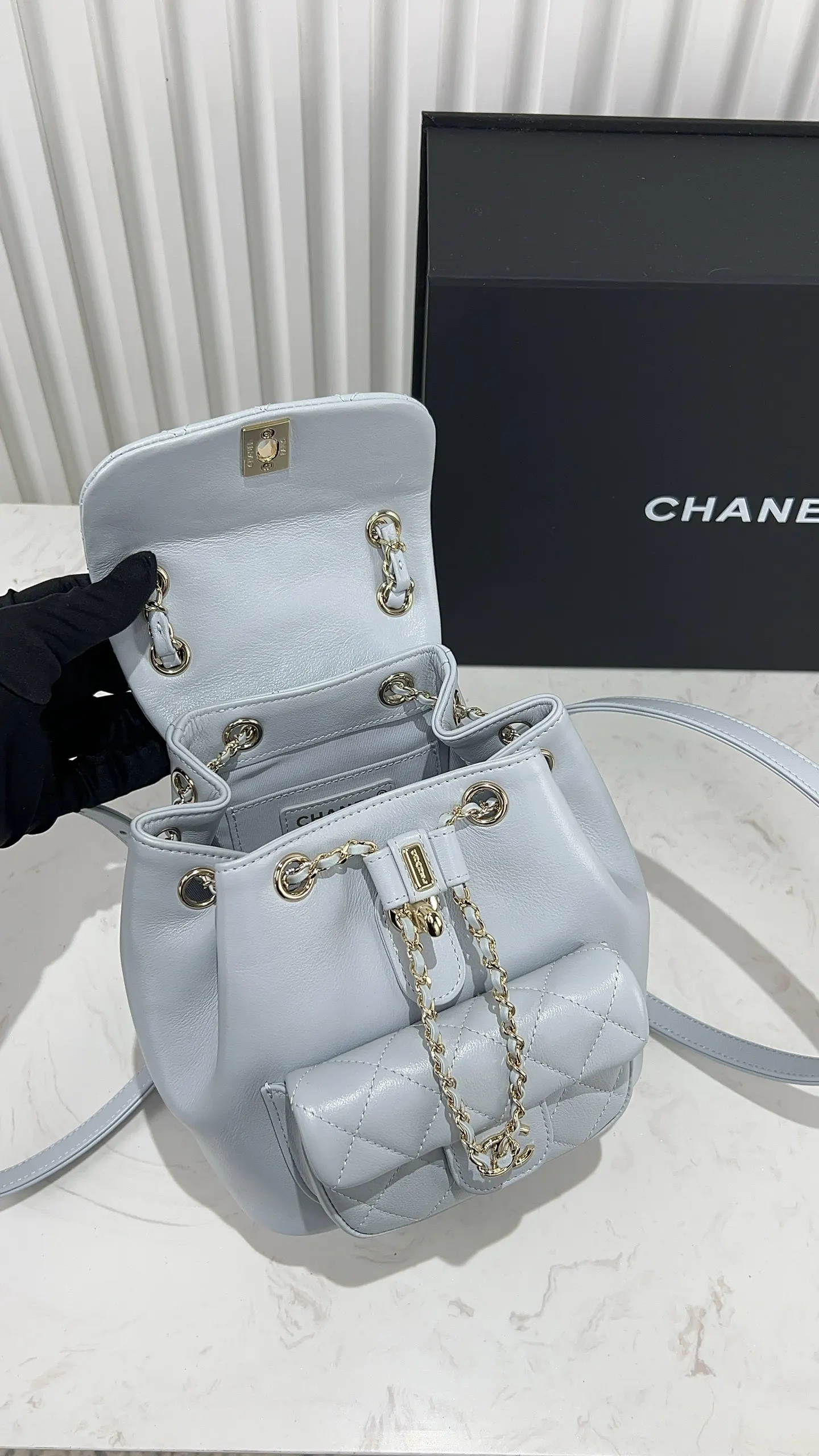 CHANEL 藍色 小牛皮 雙肩包 实用雙肩款(數字8) CHANEL 藍色 小牛皮 雙肩包 实用雙肩款(數字8)