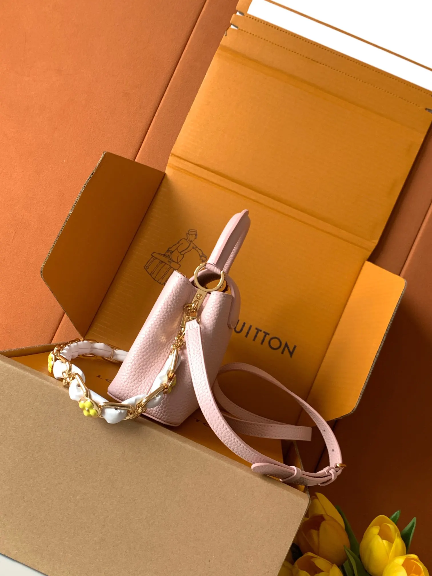LV Pink Chain Handle Bag Image 3 LV Pink Chain Handle Bag Image 3