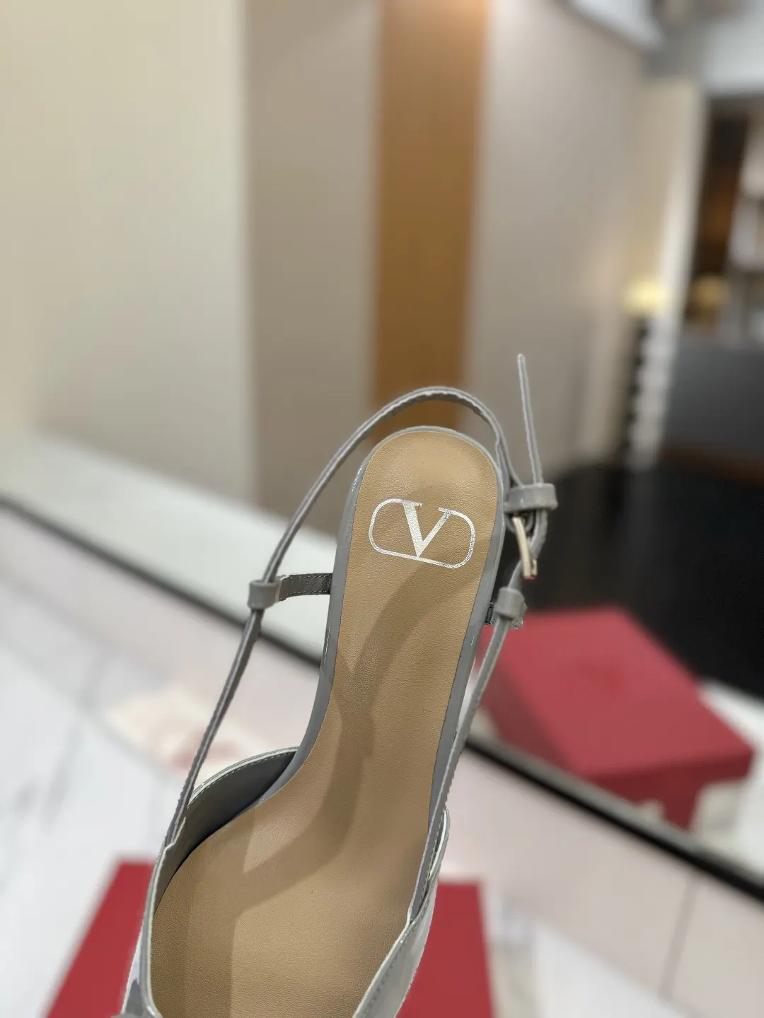 Valentino 拖鞋 轻便舒适款