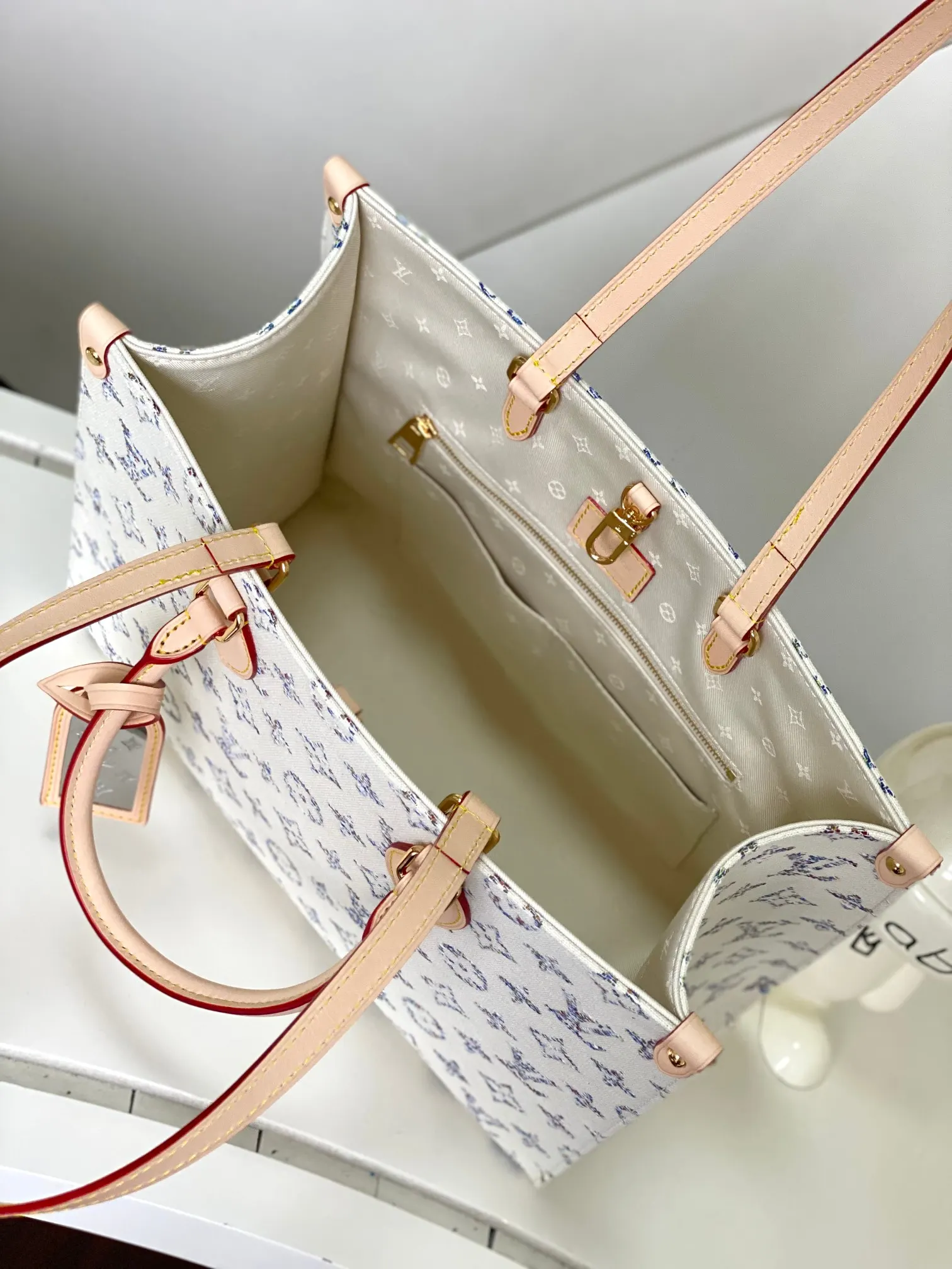Louis Vuitton OnTheGo 白色 Monogram 托特包