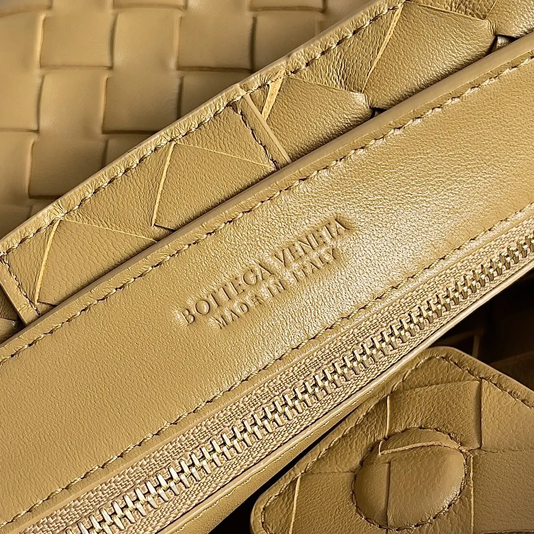Bottega Veneta Andiamo 白色 编织手提包 精选款