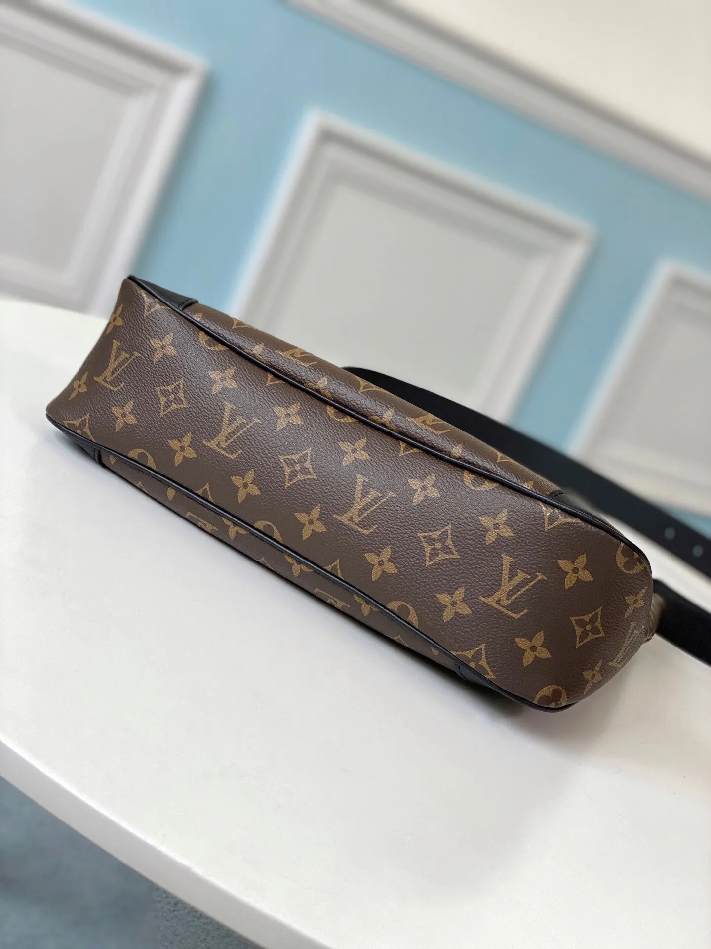 LV messenger bag Image 4 LV messenger bag Image 4