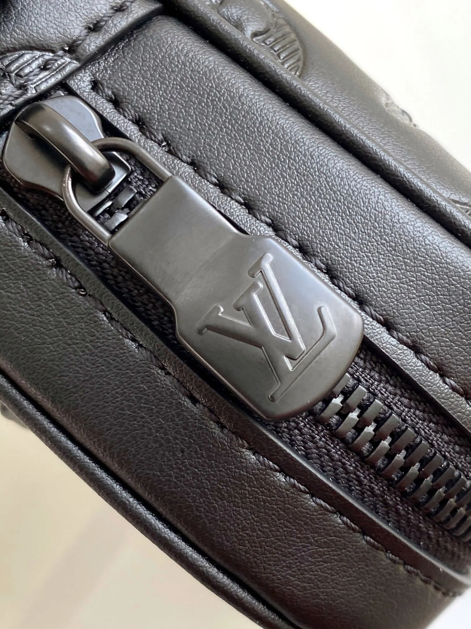 LV 黑色压纹竖款斜挎包 休闲小包款｜ORBUYBAG 岚奢包高端时尚精品