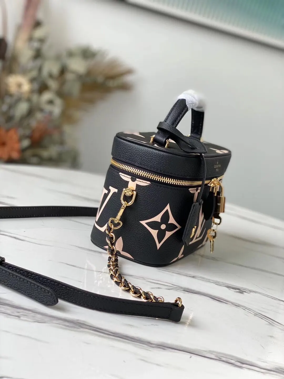 LV Petite Malle 黑色星花硬箱斜背包(數字10) LV Petite Malle 黑色星花硬箱斜背包(數字10)