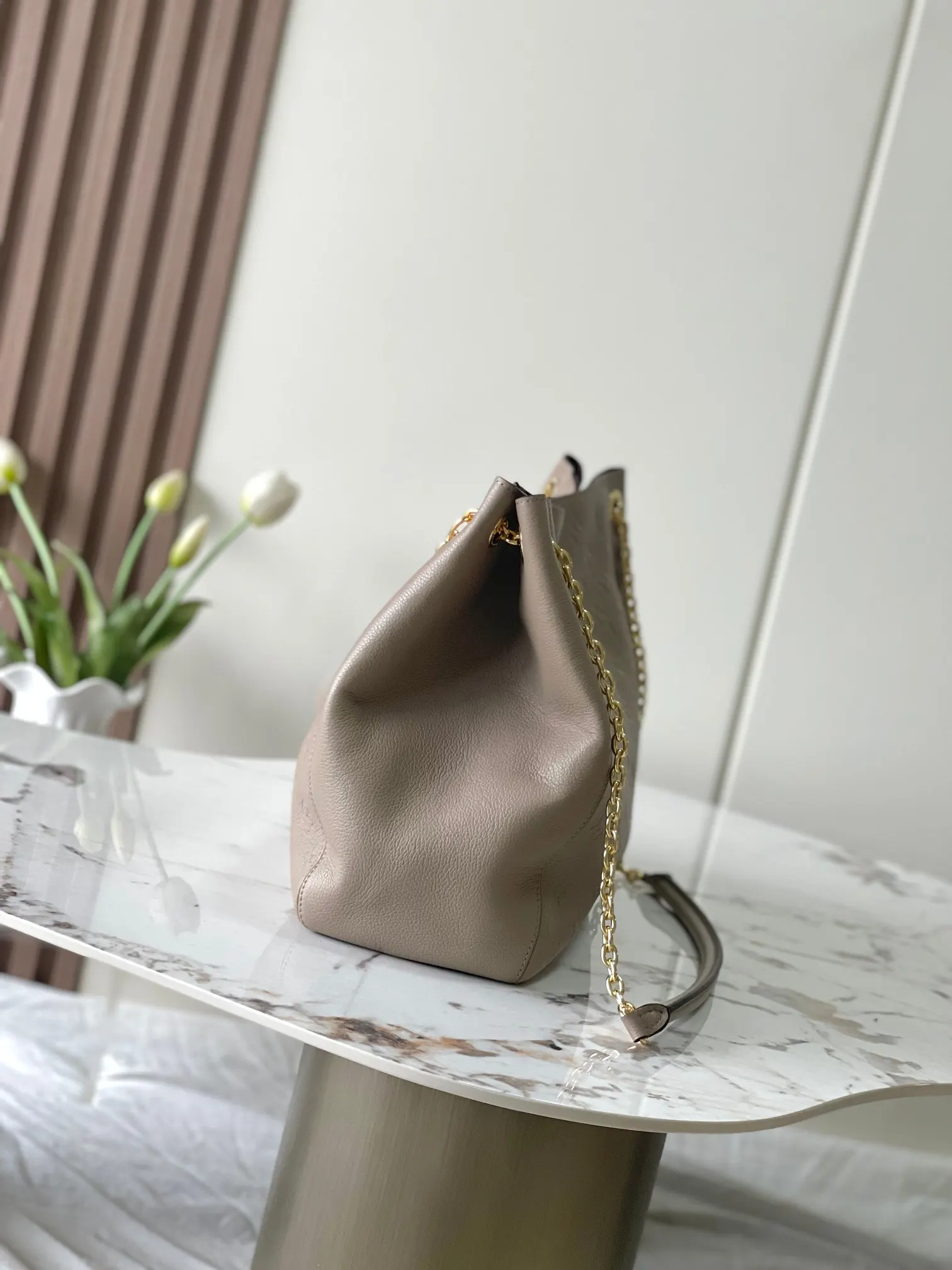LV 牛皮 Anytime 中号手袋回溯诞生于 鏈條包 精致鏈條款