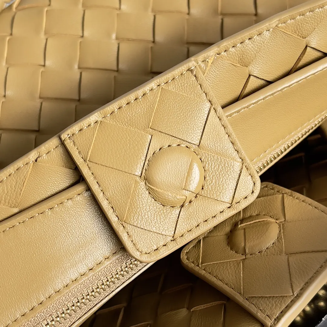 Bottega Veneta Andiamo 白色 编织手提包 精选款