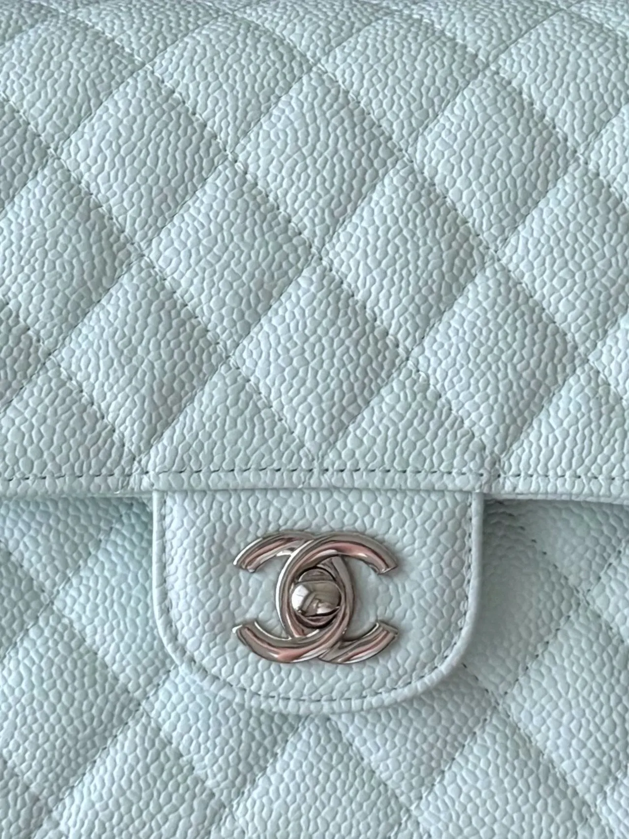 Chanel 白色鱼子酱牛皮翻盖链条包 金扣 复古