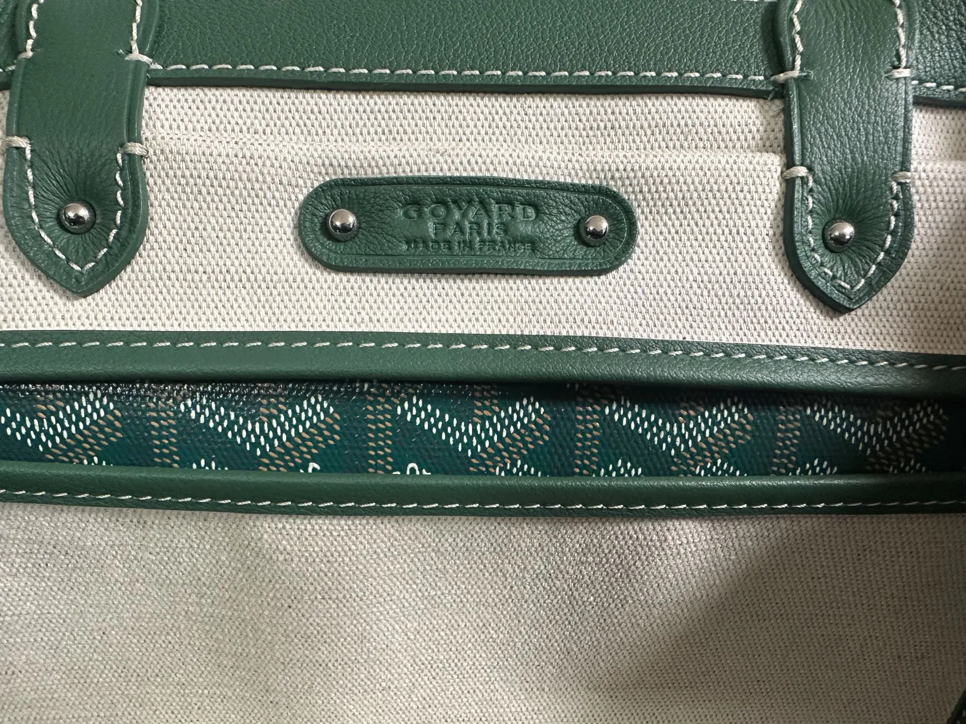 Goyard 小牛皮 无论包是打开还是合上 在内还是在外 它都能与女性生活 托特包 大容量托特款(數字9) Goyard 小牛皮 无论包是打开还是合上 在内还是在外 它都能与女性生活 托特包 大容量托特款(數字9)