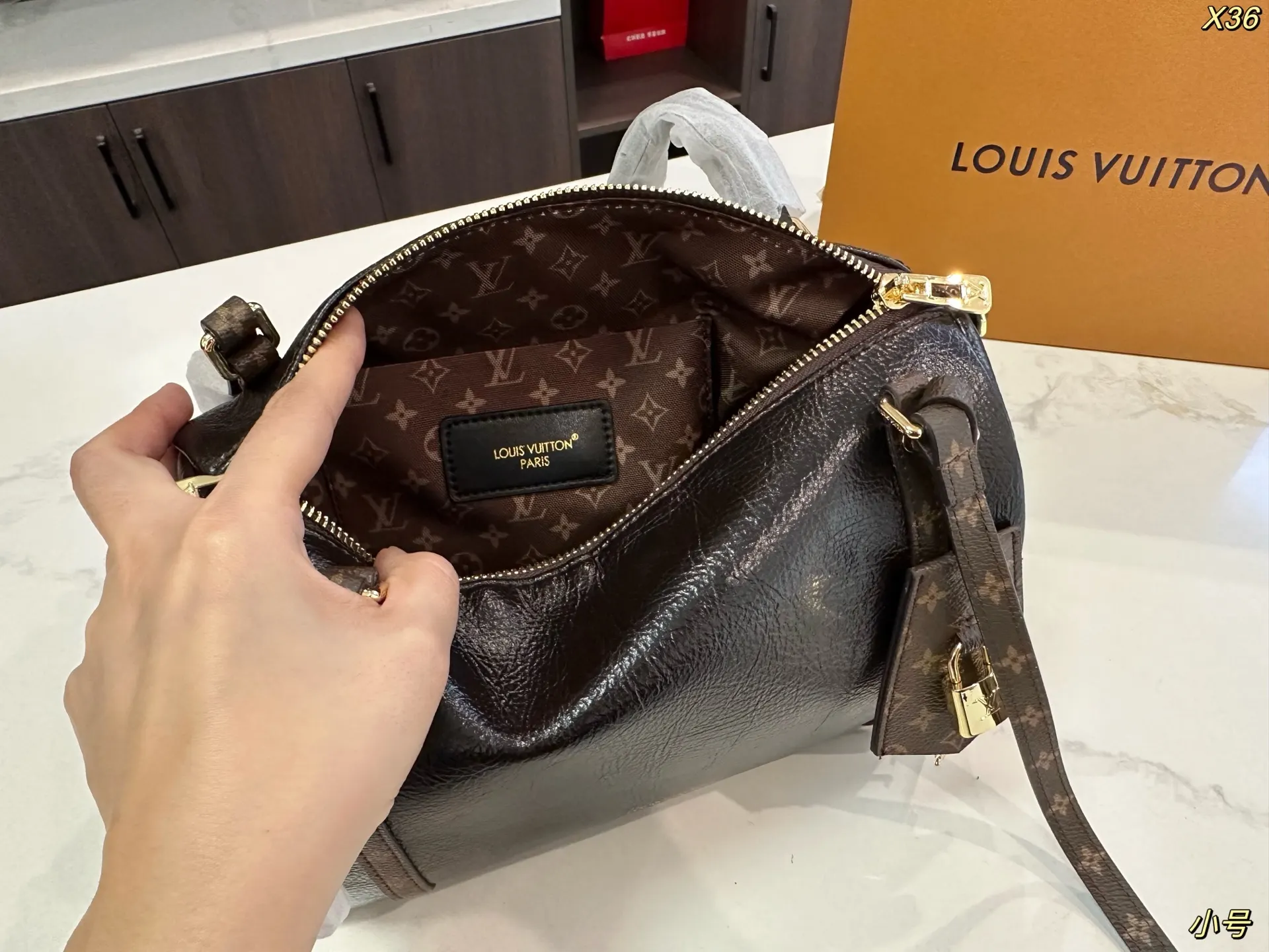 LV 斜挎包 轻便斜挎款