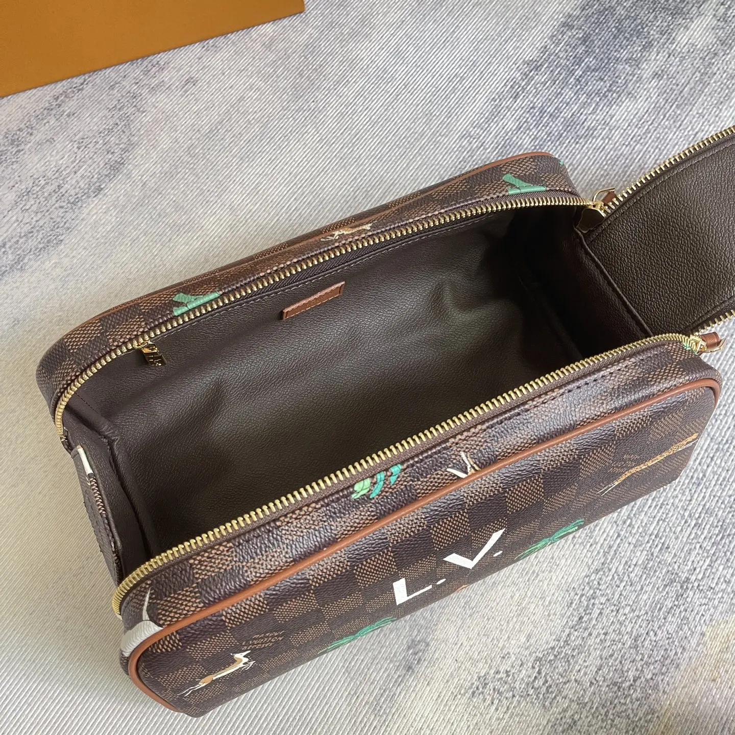LV 牛皮 皮質宽手柄可舒適提携 亦可置于挂钩上 实乃不可或缺的 化妝包 便携收納款