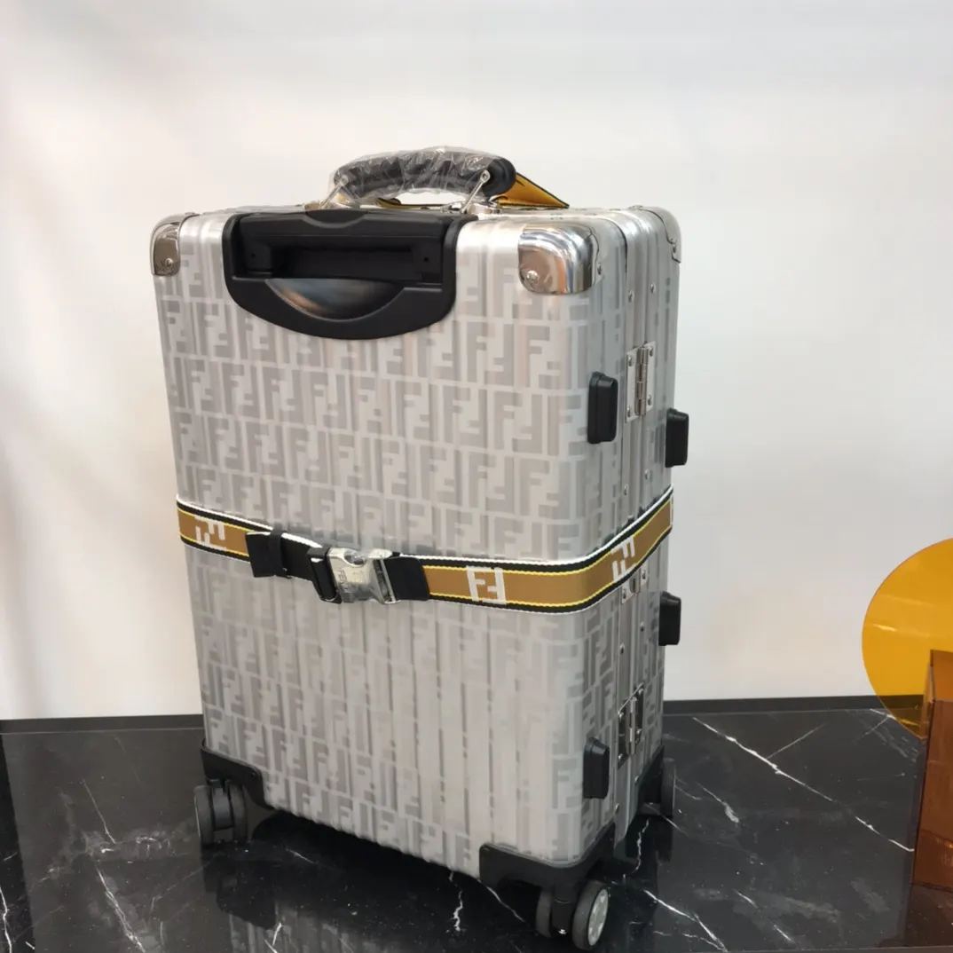 Fendi 黑色 蓝色 rimowa 一见钟情或许就是当你第一眼见到它的 行李箱 旅行拉杆款 轻便出行款