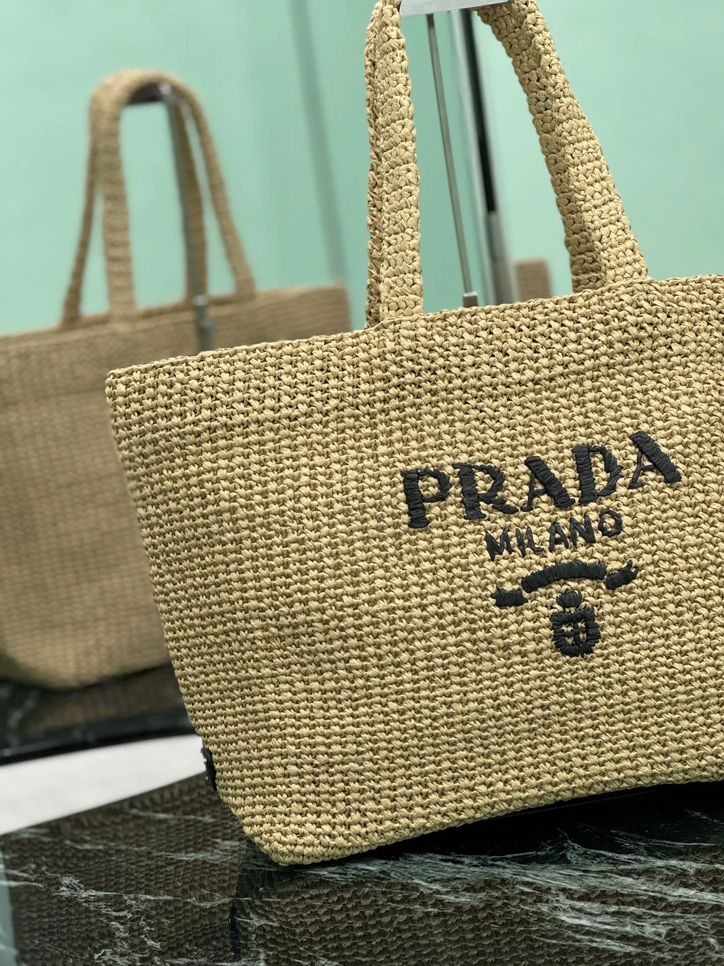 Prada 正面标志性的刻字徽标刺绣巧妙点缀廓形 托特包 大容量托特款