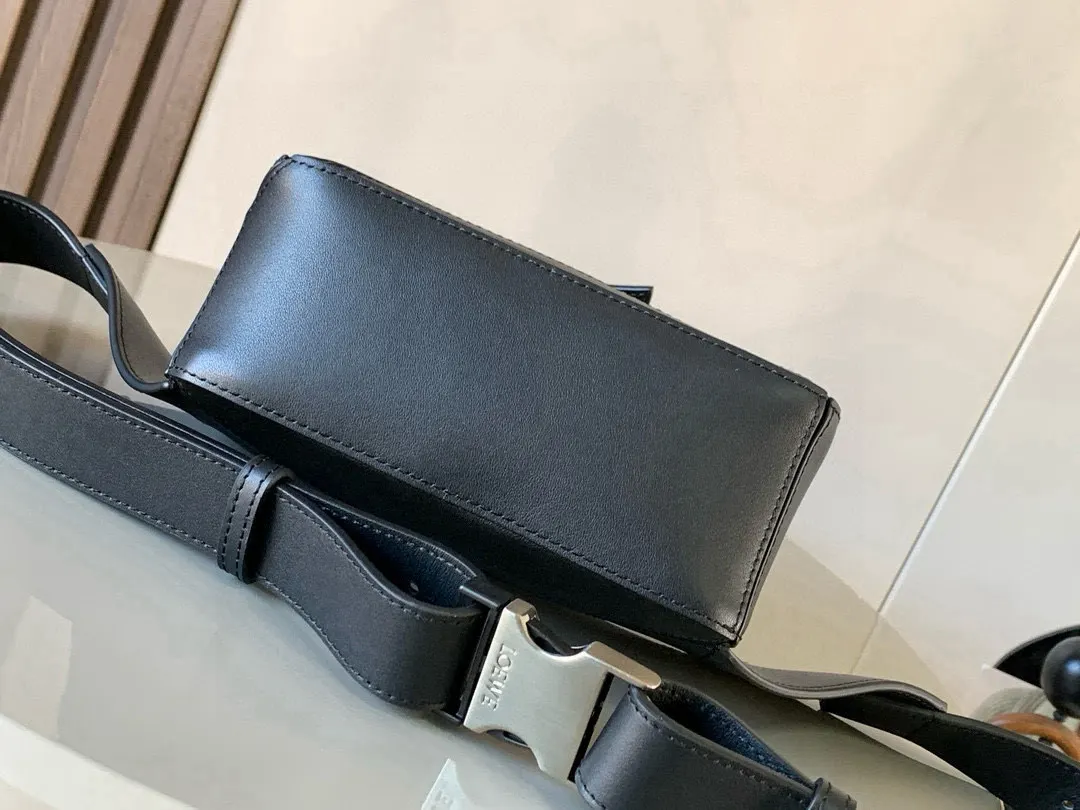 黑色 牛皮 不仅容量可观 而且上身比例更好 腰包 休闲腰包款