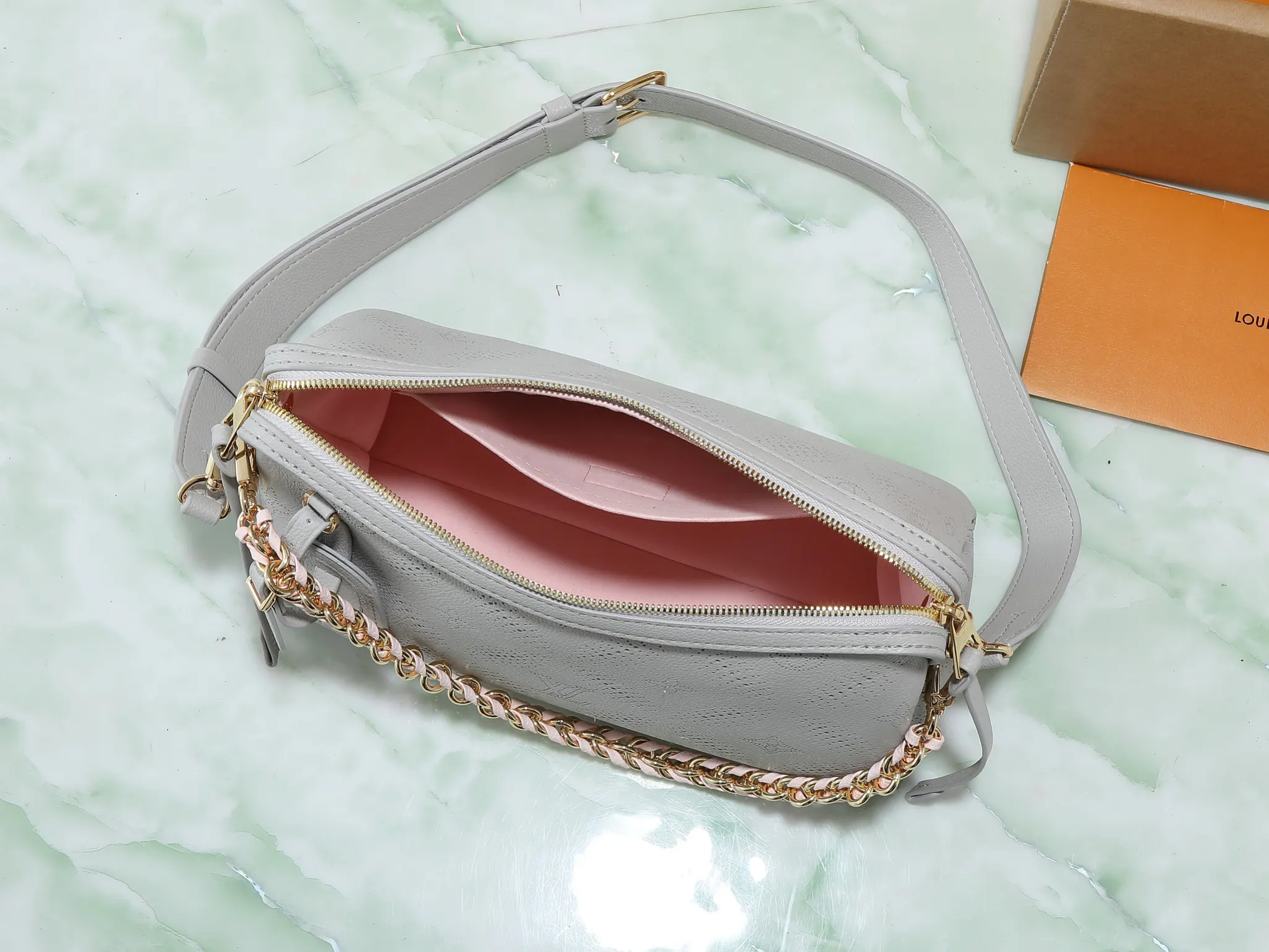 LV chain bag, shoulder crossbody model Image 8 LV chain bag, shoulder crossbody model Image 8