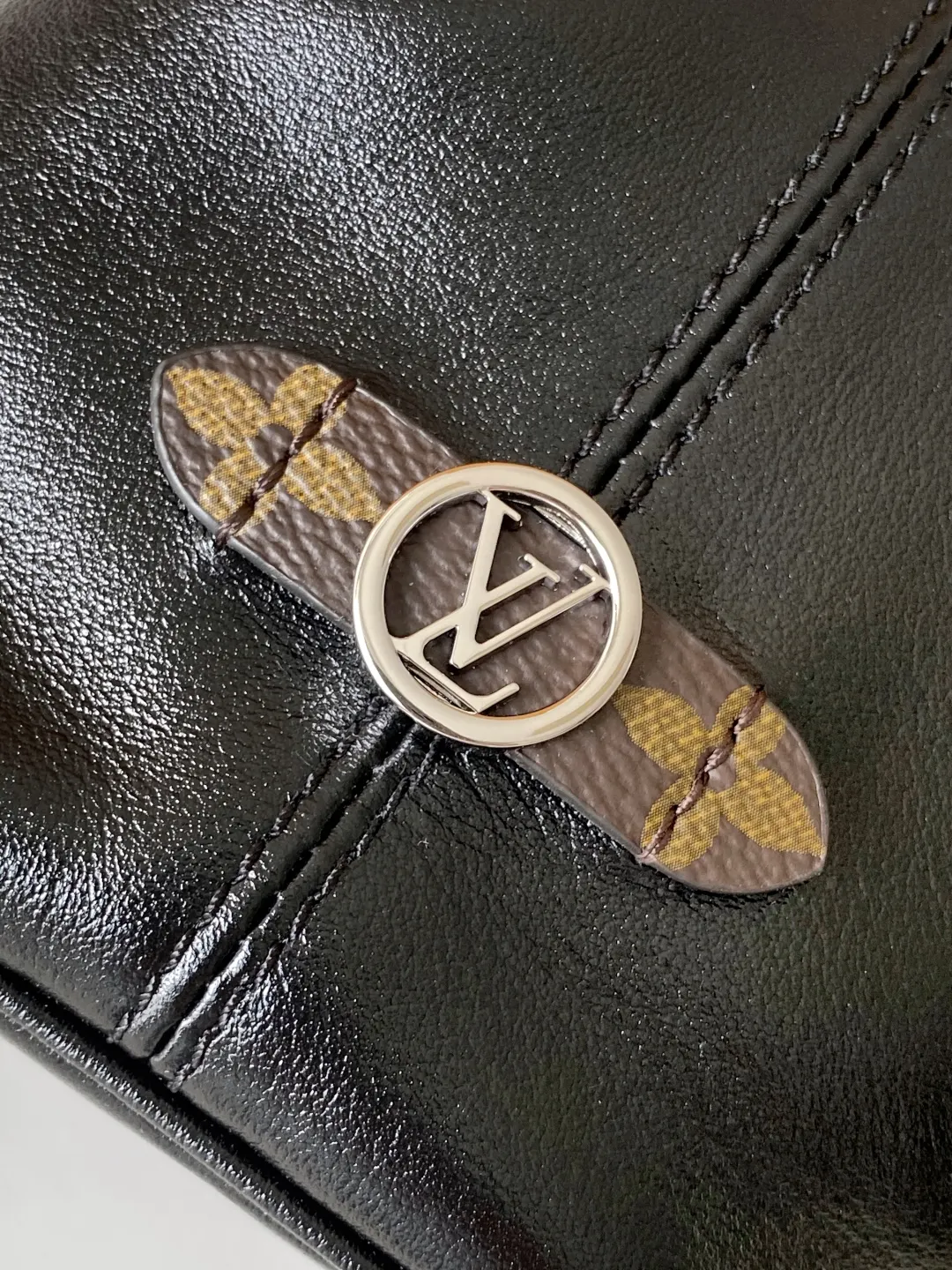 LV 羊皮 Circle 滑动装饰方便调节开口 拉链前袋可随心收 收纳包 旅行收纳款