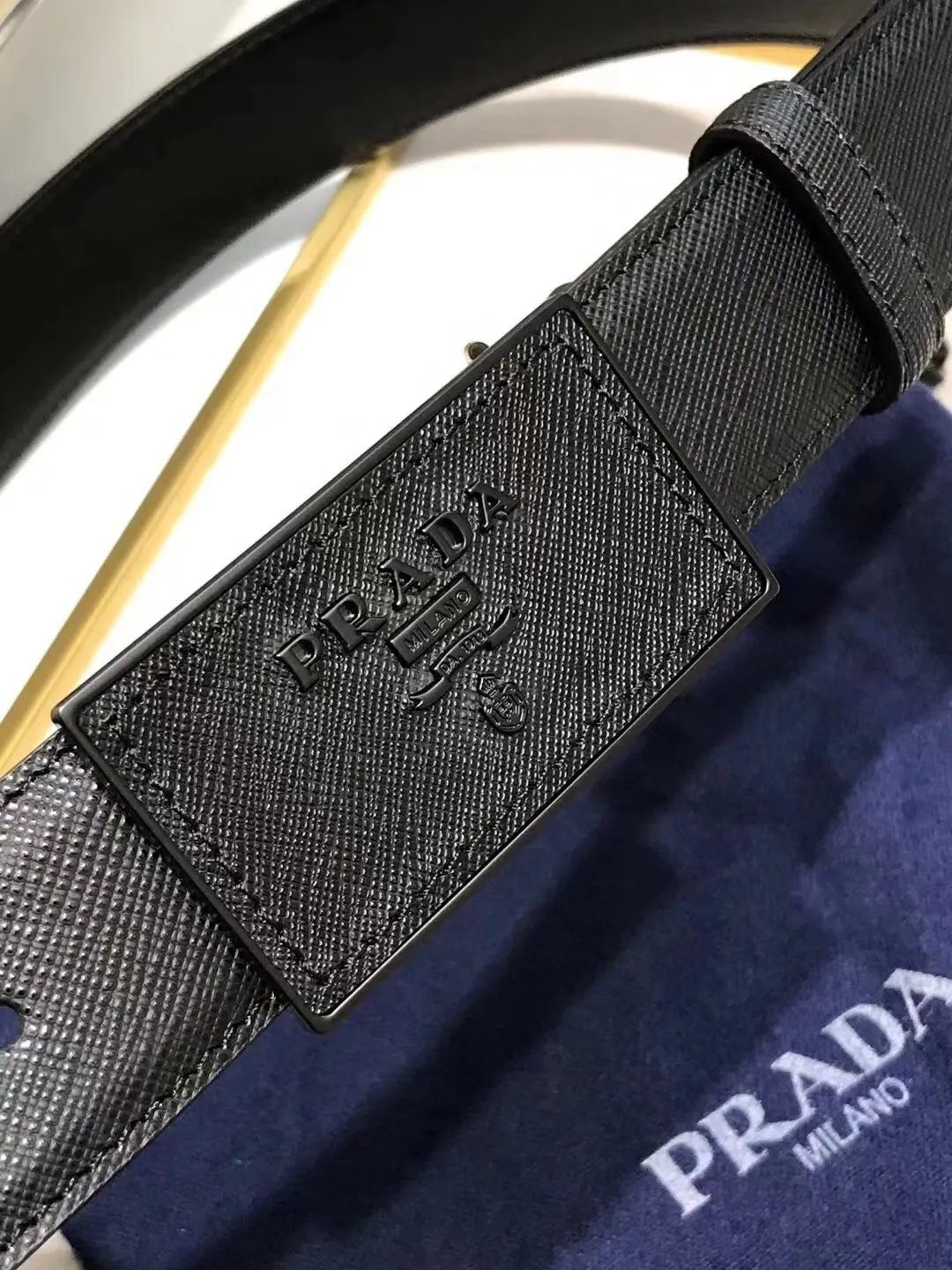 Prada 牛皮 三角标 腰带 通勤搭配
