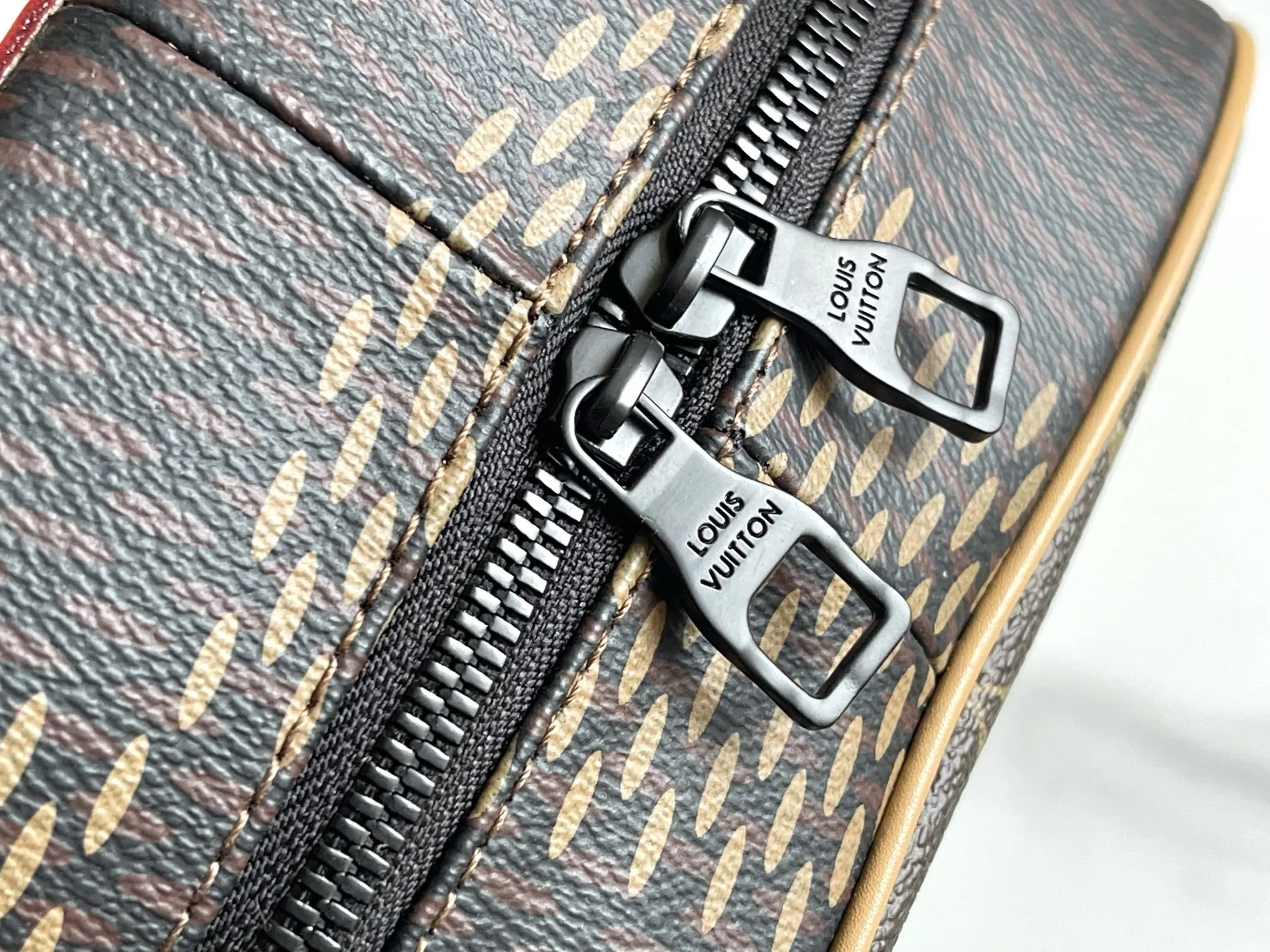 黑色 Damier 雙肩包 实用雙肩款