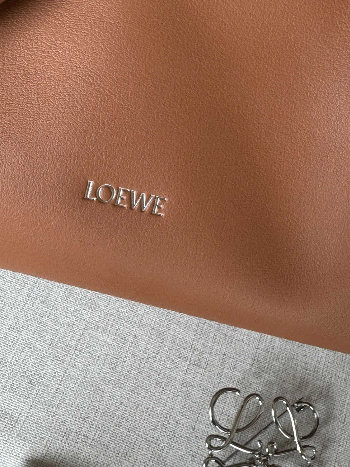 Loewe 金色 牛皮 手拿包 精致手拿款(數字9) Loewe 金色 牛皮 手拿包 精致手拿款(數字9)