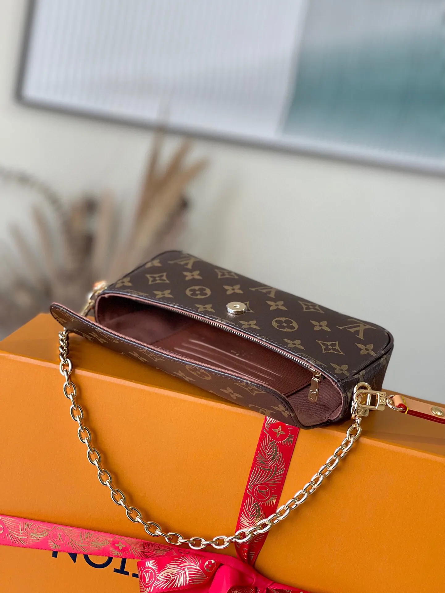 LV Ivy Classic Monogram, Chain Bag, Shoulder Crossbody Image 8 LV Ivy Classic Monogram, Chain Bag, Shoulder Crossbody Image 8