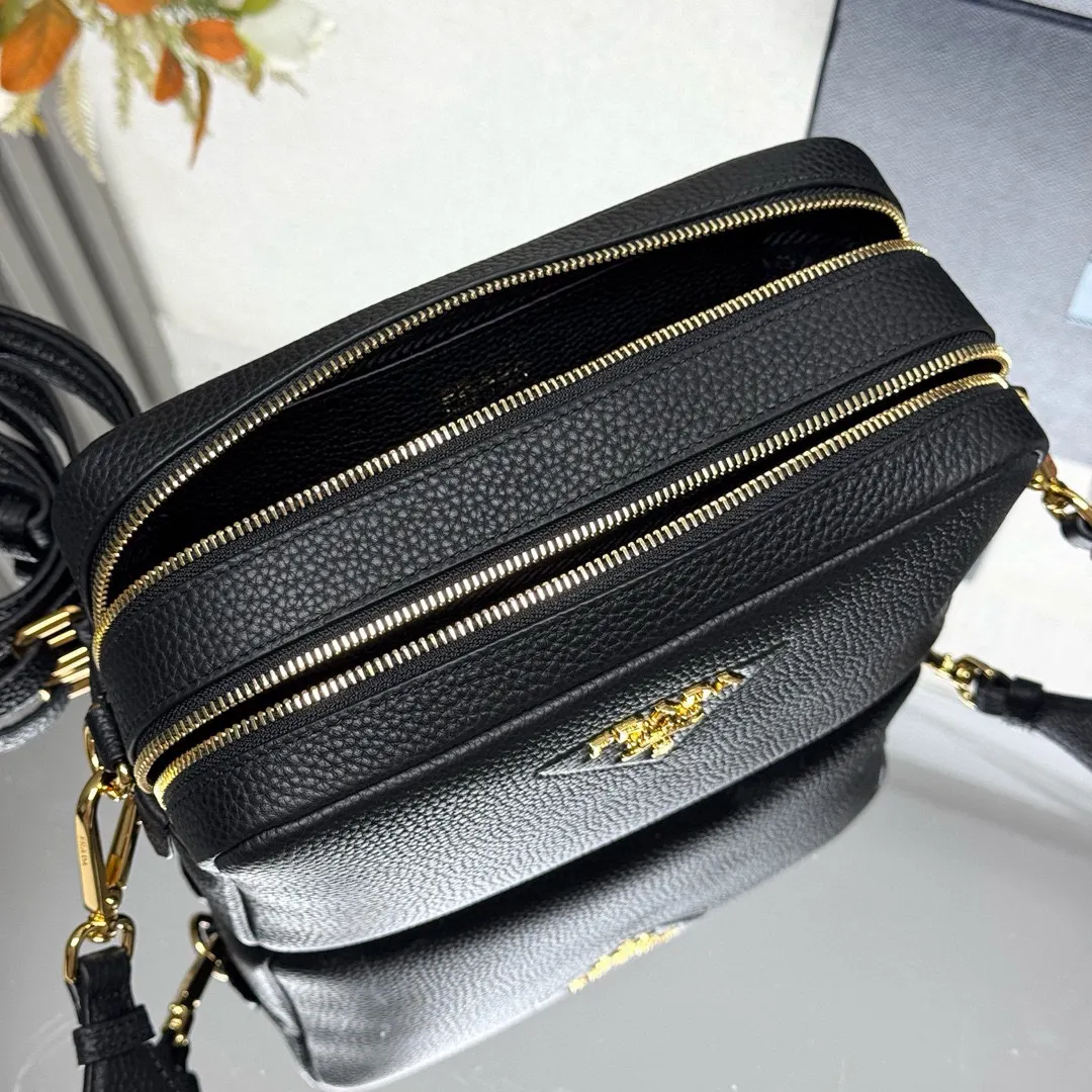 PRADA 牛皮 字母 Logo 双肩背包 轻便实用款