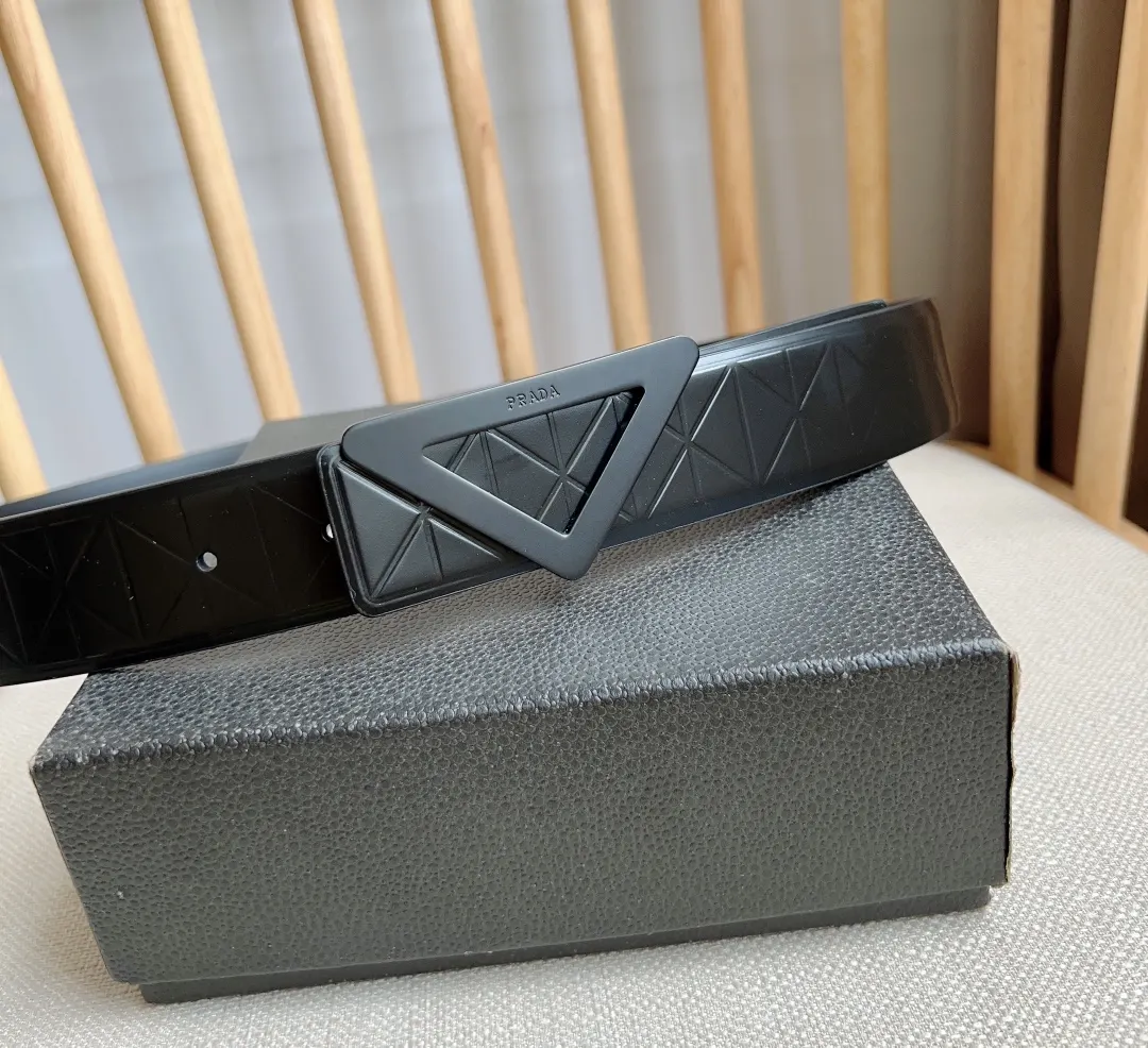 Prada 皮革 亮面 Logo 腰带 通勤搭配