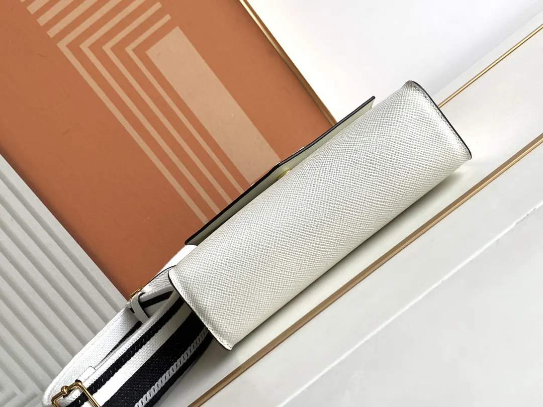 Prada Saffiano 1BD317P700 皮革 刺繡 斜背包