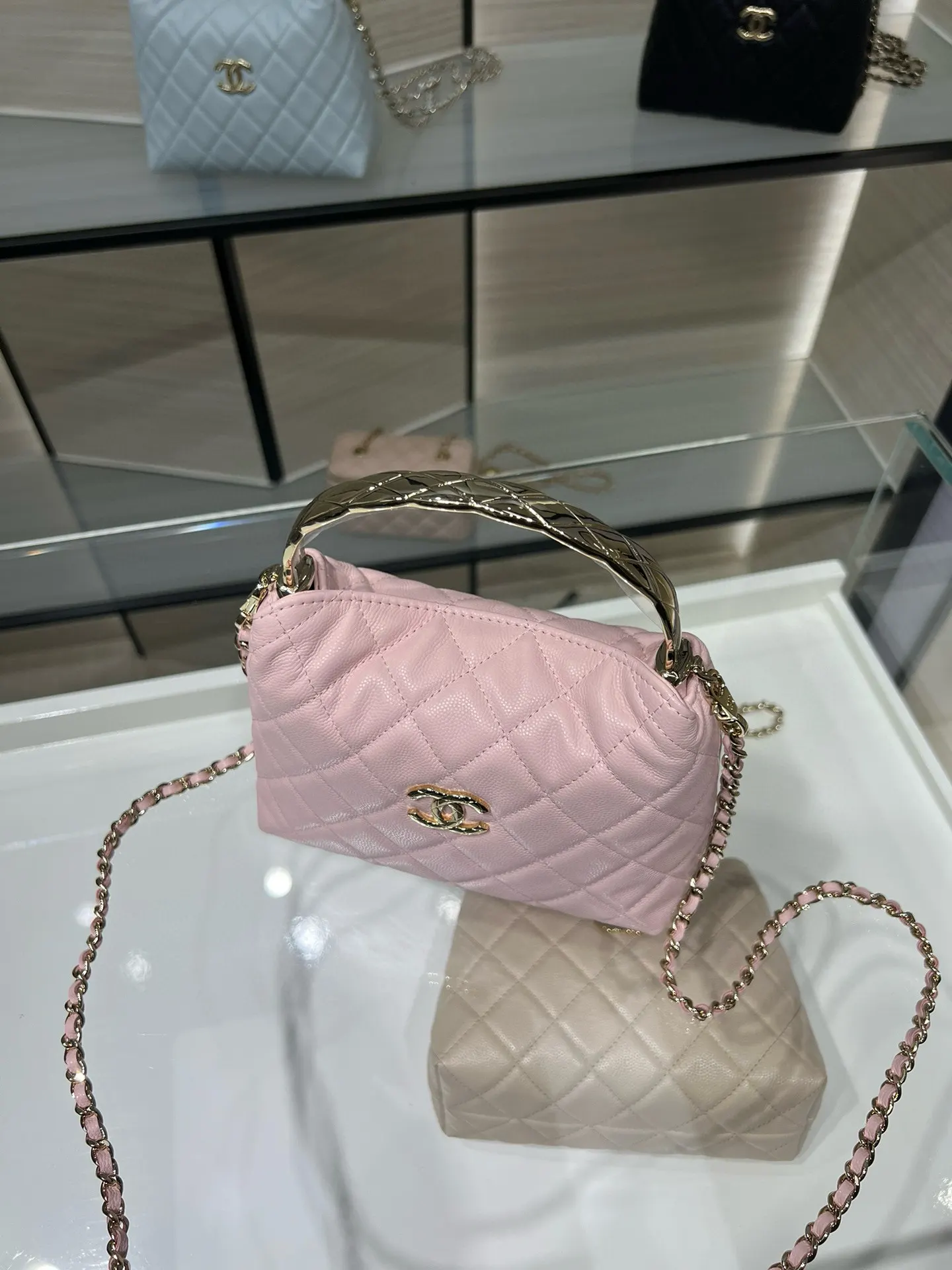 Chanel 小牛皮翻蓋鏈條包 單肩斜挎(數字4) Chanel 小牛皮翻蓋鏈條包 單肩斜挎(數字4)