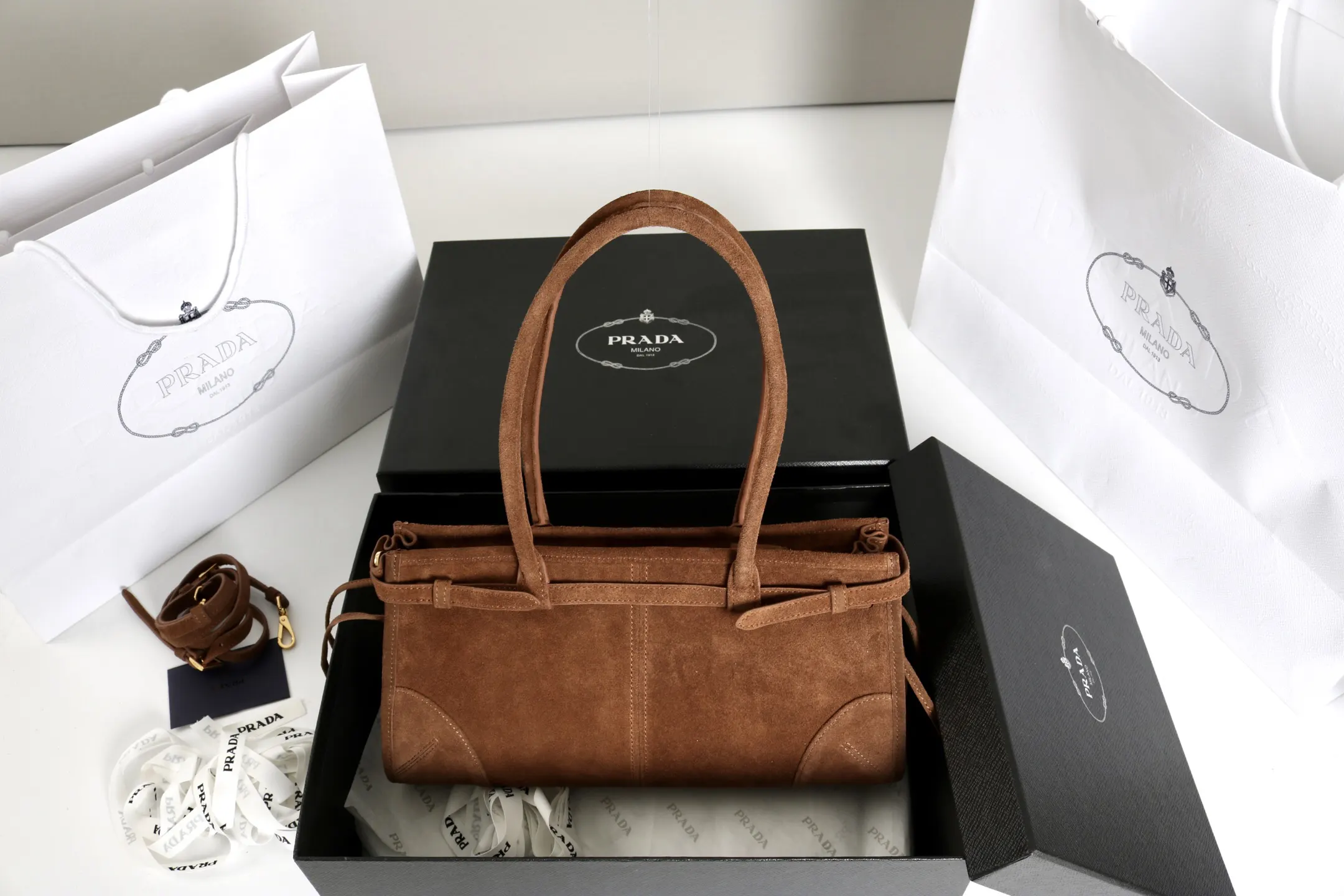 Prada 漆皮 斜挎包