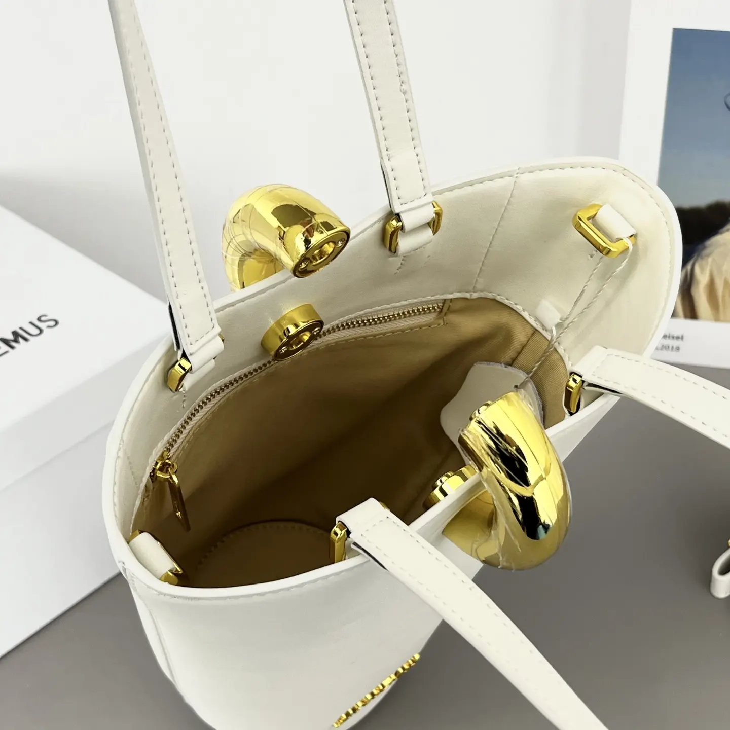 金色 JACQUEMUS 雅克慕斯 水桶包 此次的新 休閒水桶款