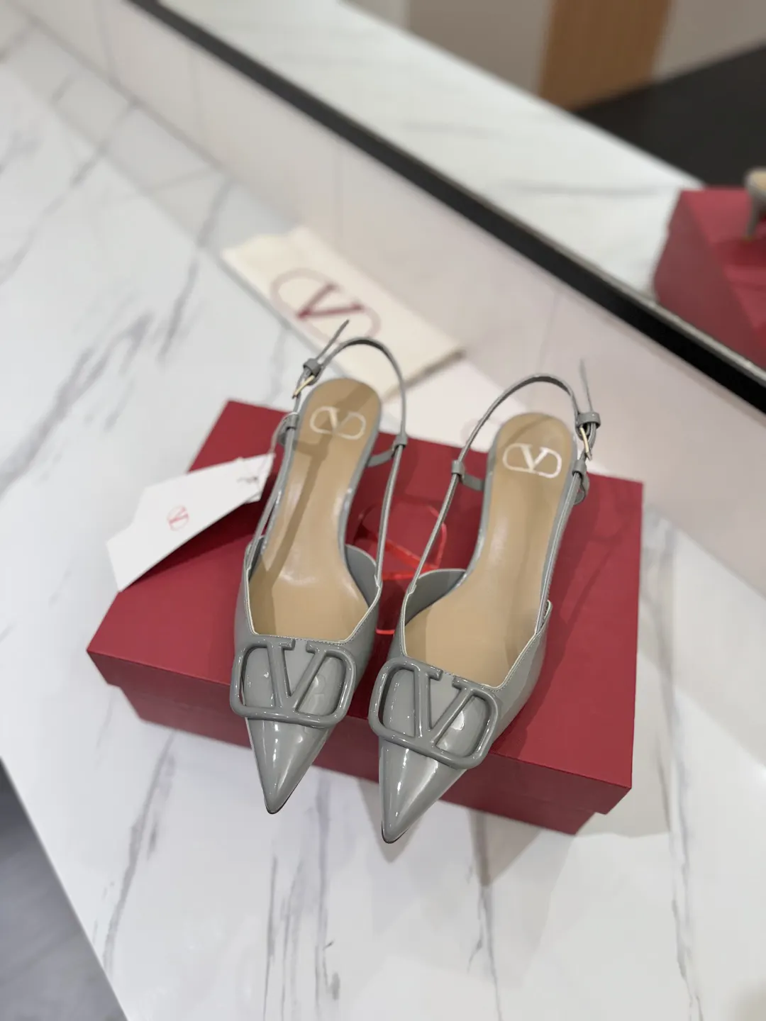 Valentino 拖鞋 轻便舒适款