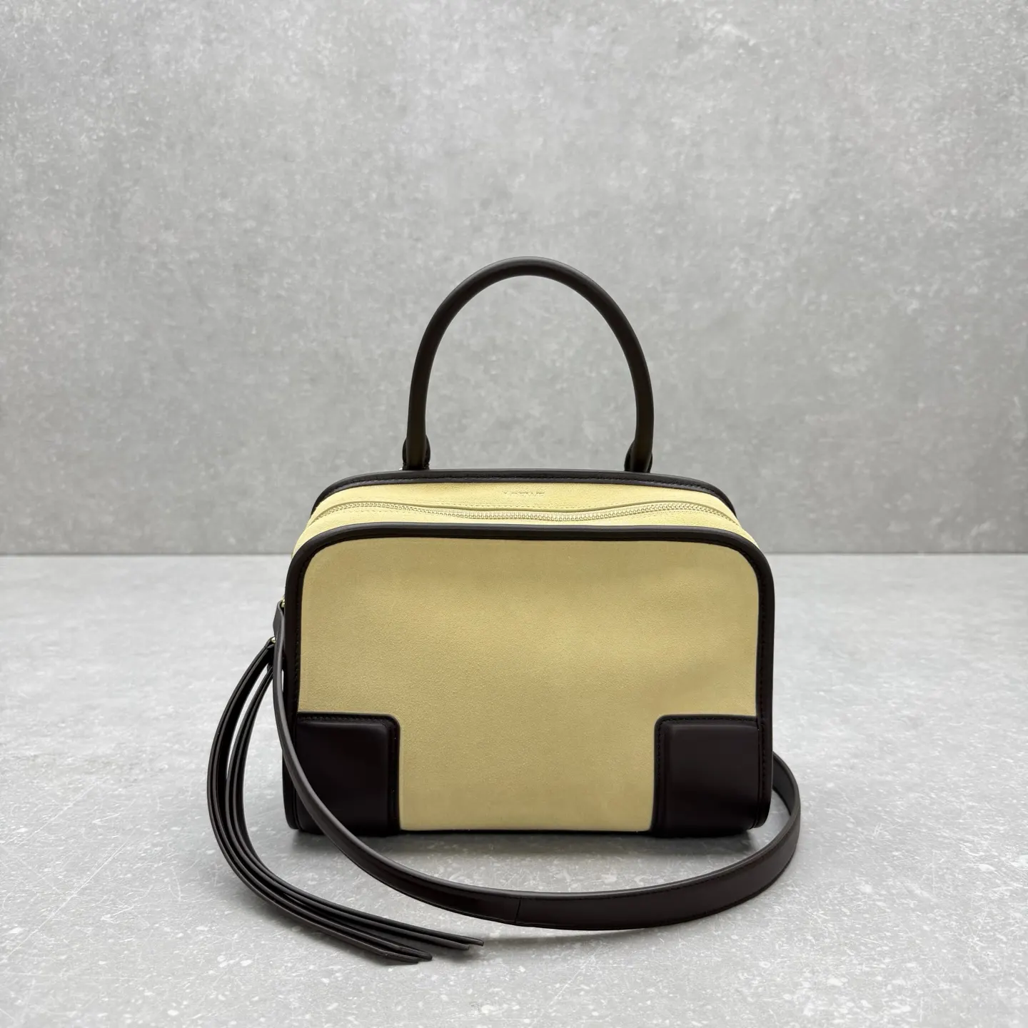 Loewe 皮革 ｛小磨砂杏｝出 Amazona 手袋 Am 斜挎包 轻便斜挎款