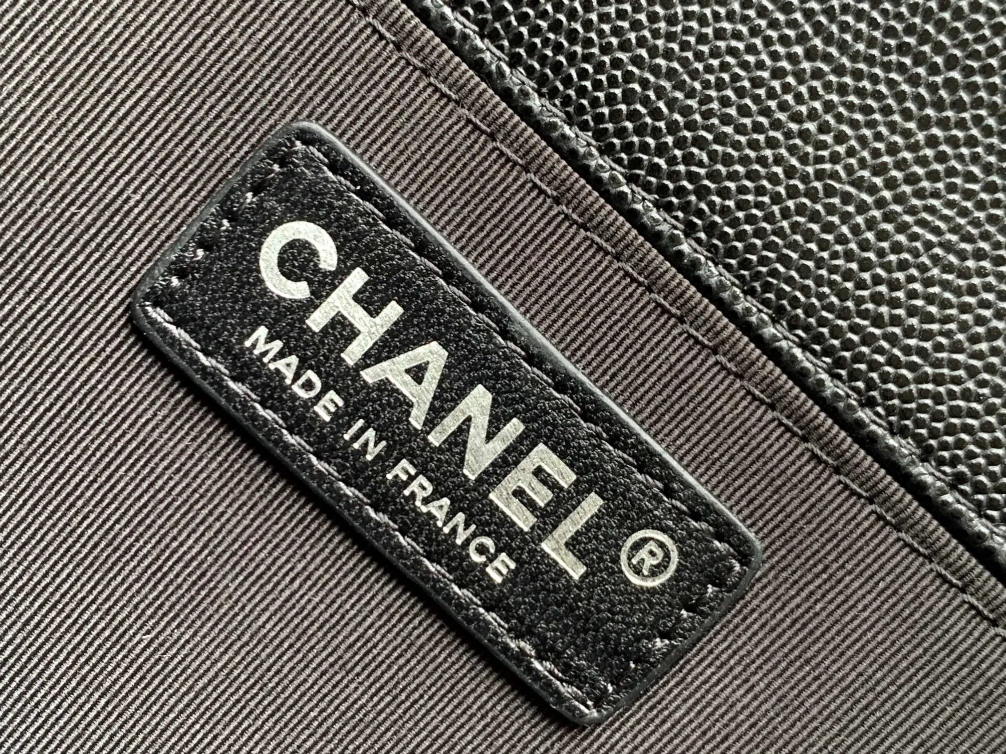 CHANEL 黑色鱼子酱牛皮翻盖链条包 双肩背款