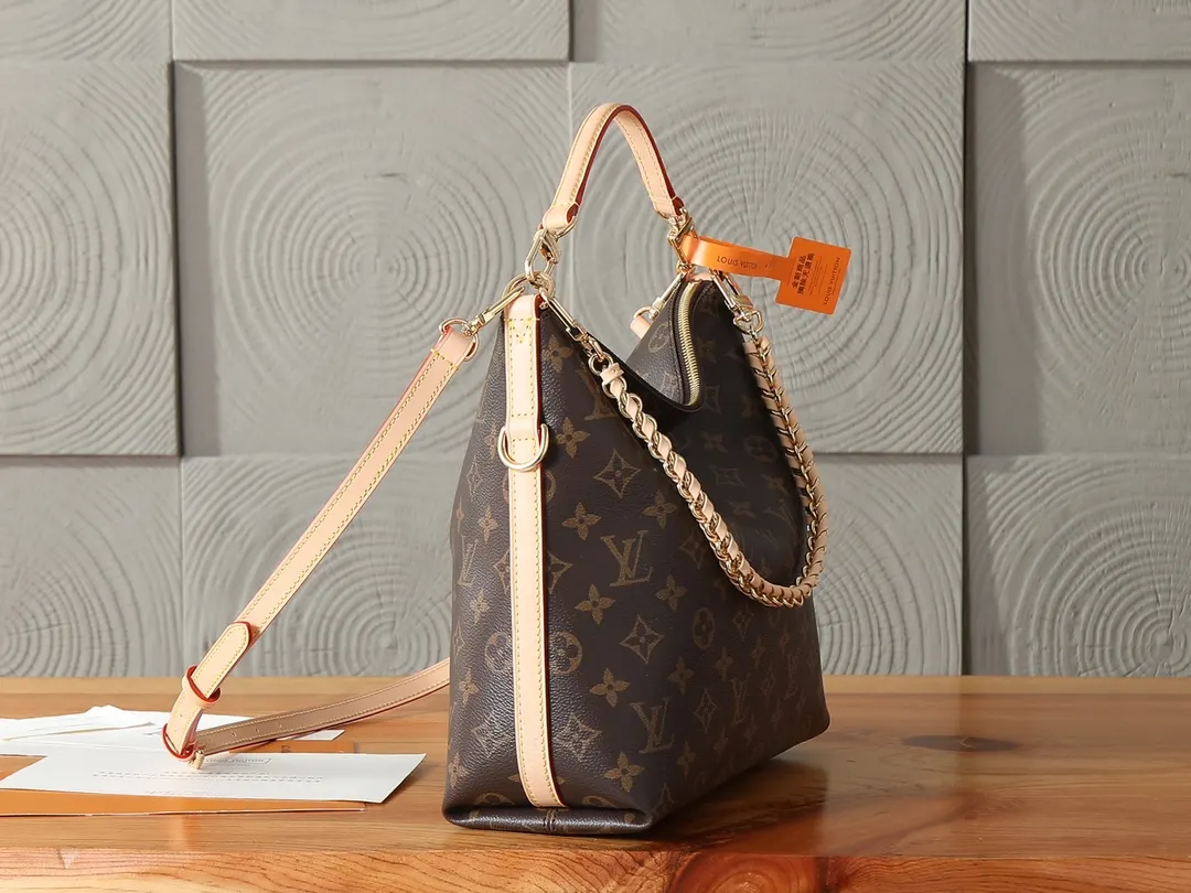 LV chain bag, shoulder crossbody model Image 2 LV chain bag, shoulder crossbody model Image 2
