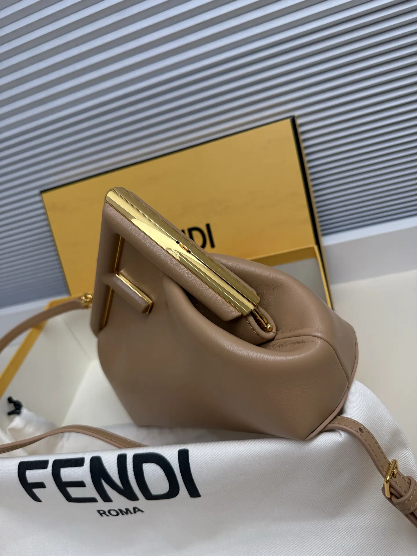 Fendi 粉色 金色 羊皮 手拿包 精致手拿款