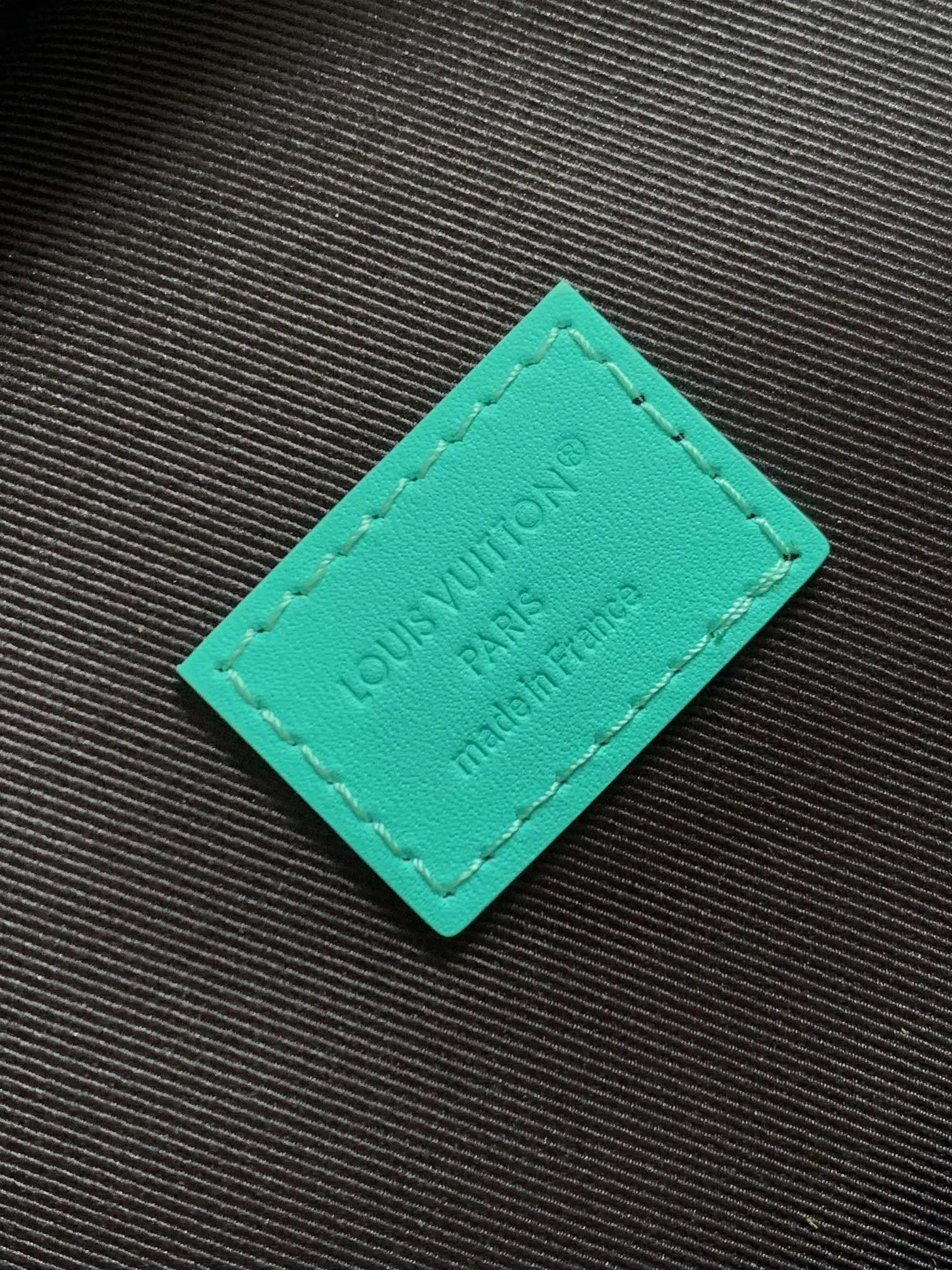 牛皮 外袋 拉链前袋和开口侧袋方便取放物品 内袋确保收納井 雙肩包 实用雙肩款