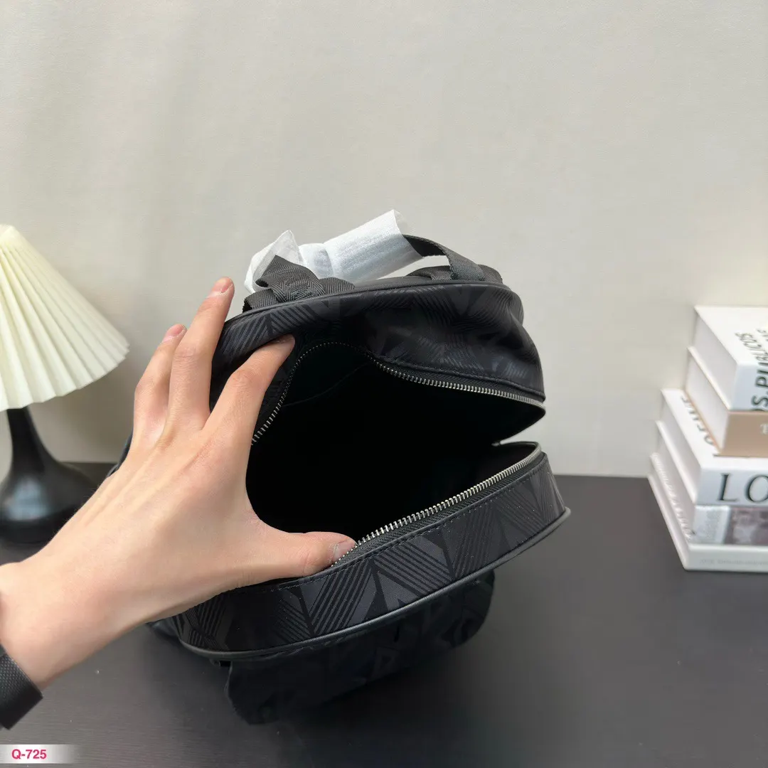 Dior 雙肩 男女背都好看 作为一只合格的 雙肩包 实用雙肩款