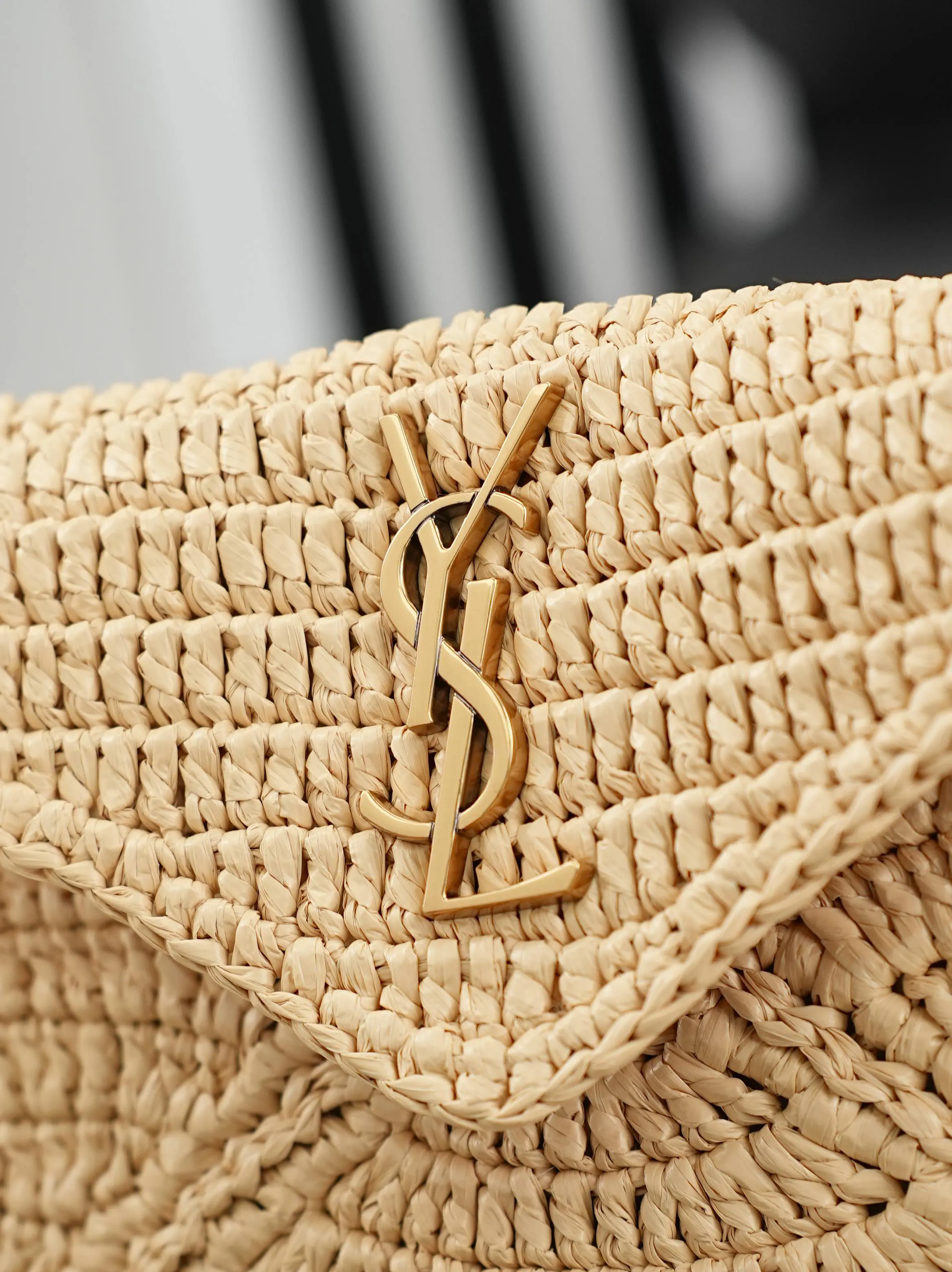 YSL 牛仔 Calypso 手工草编材质 轻盈透气 超適合夏天出 鏈條包 精致鏈條款