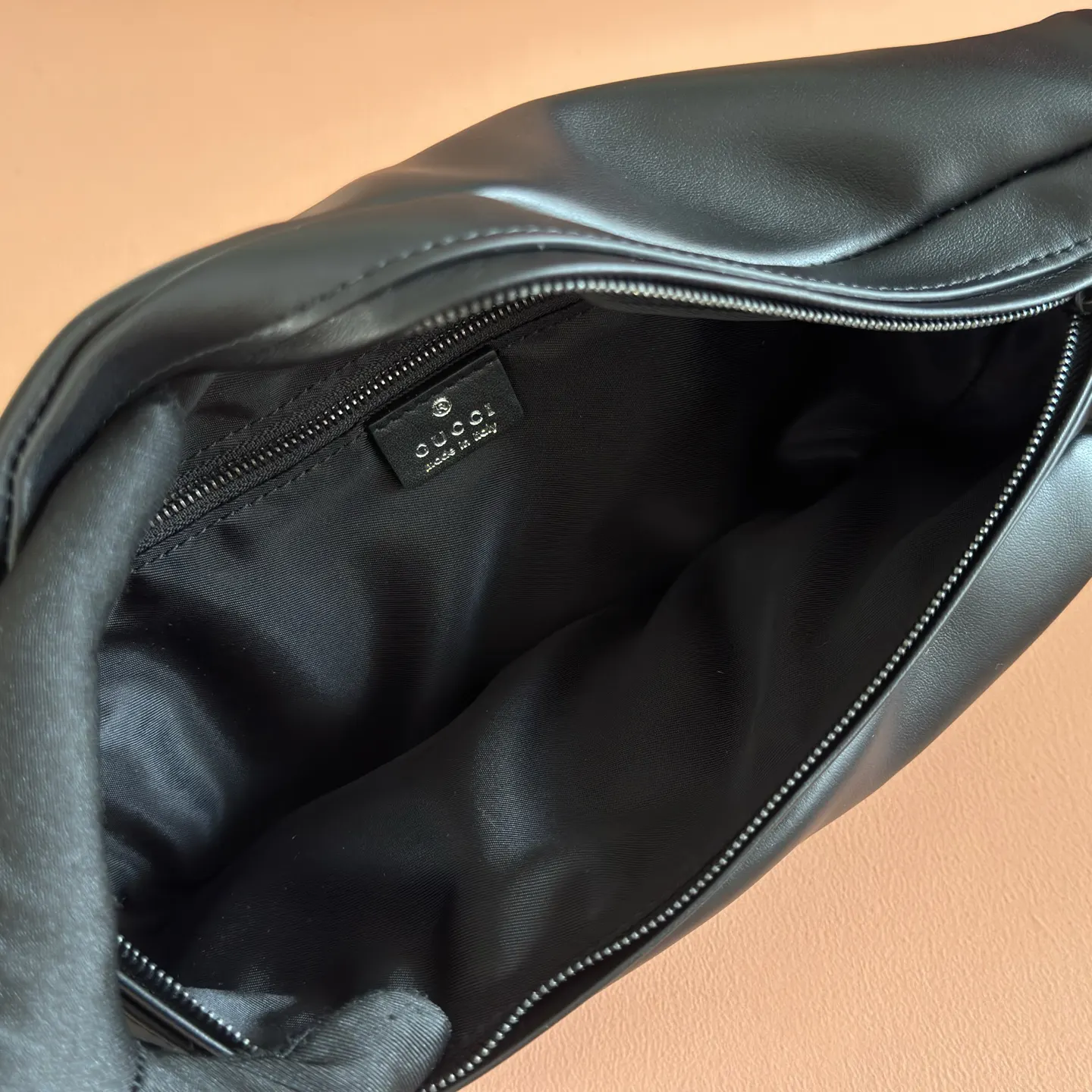 Gucci 黑色 银色 受品牌标志性造型启发 全新包袋系列通过现代视角焕然重 斜挎包 轻便斜挎款