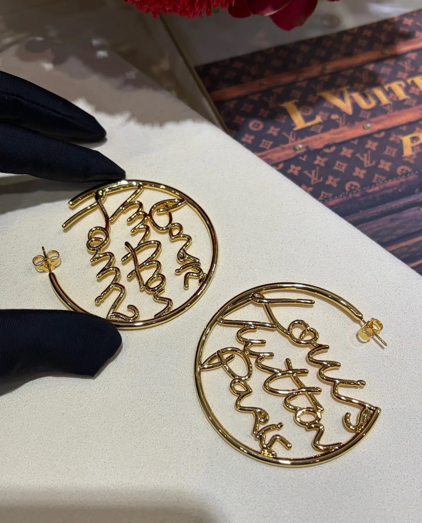 Louis Vuitton 字母 耳钉 小巧点缀 耳饰