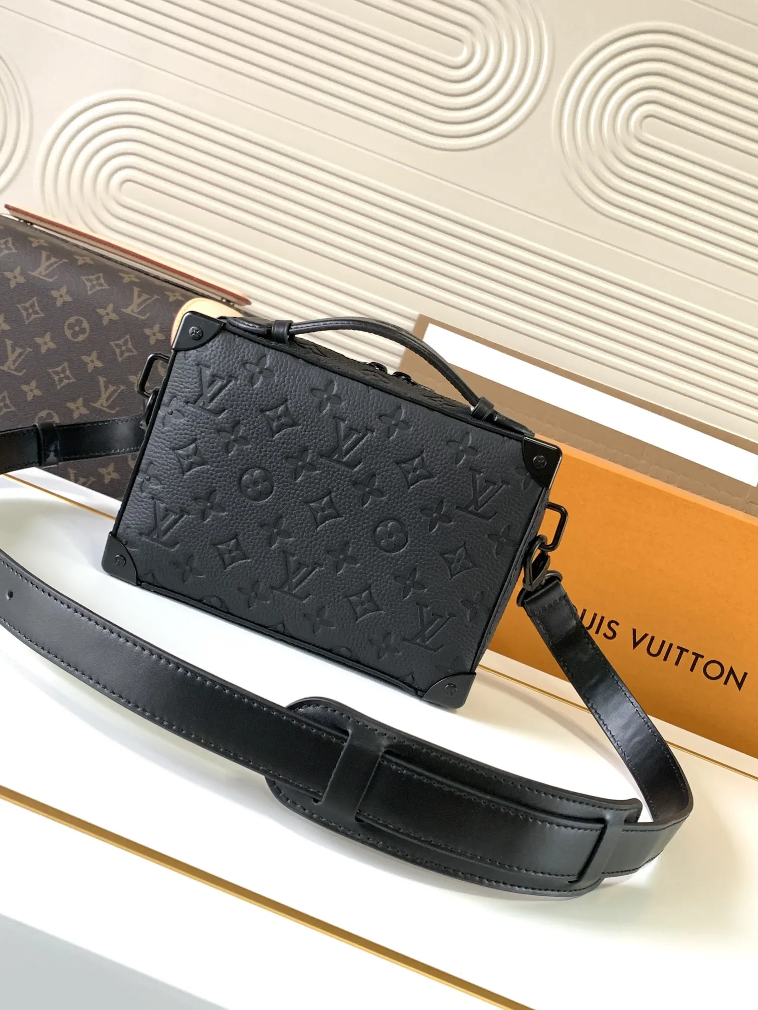 LV 牛皮 广口开合方便取放物品 适宜收纳小型电子设备和随行所需 行李箱 旅行拉杆款 轻便出行款