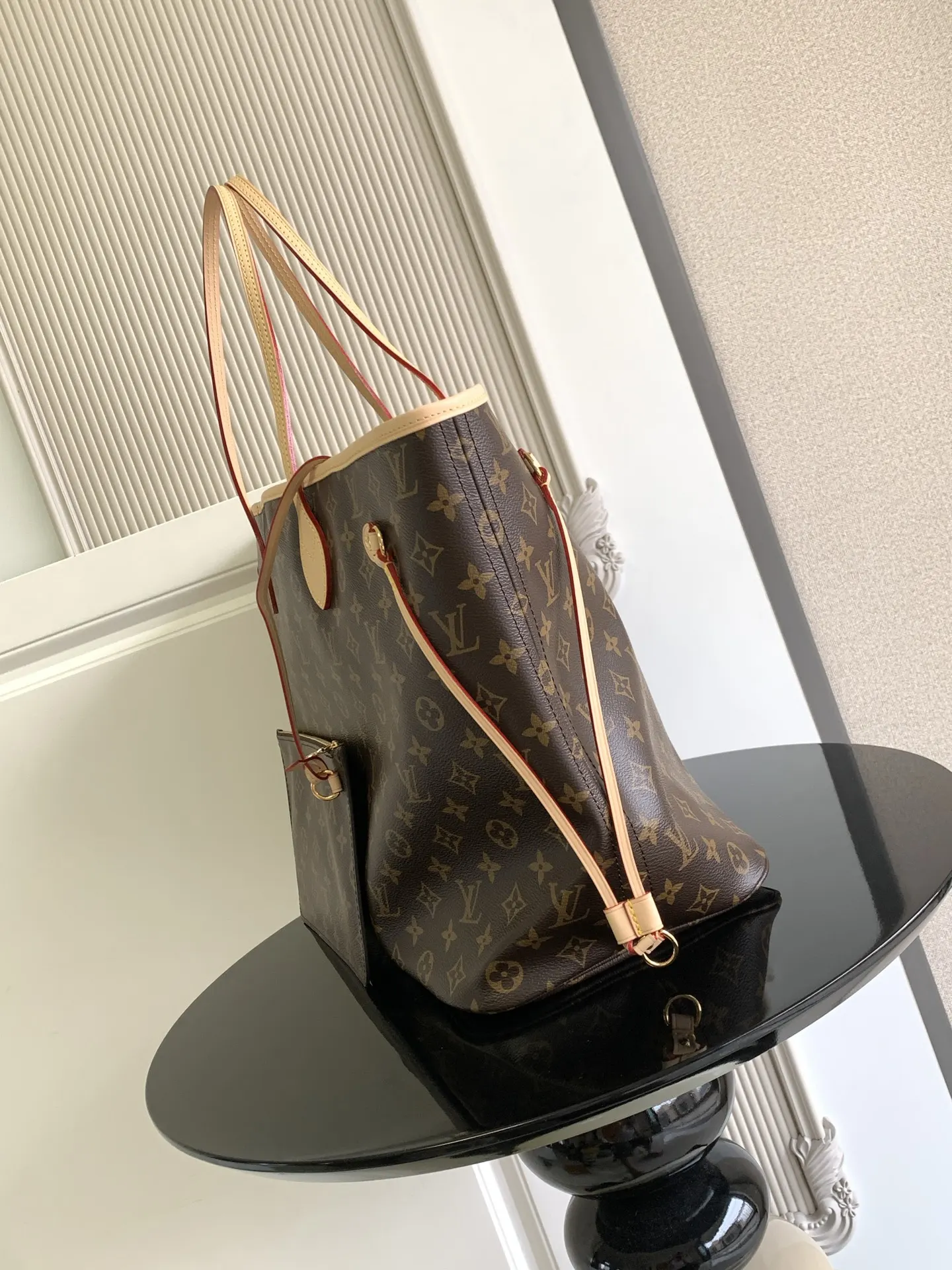 牛皮 两侧饰带无论束紧或舒展 均可展现别样风采 托特包 大容量托特款