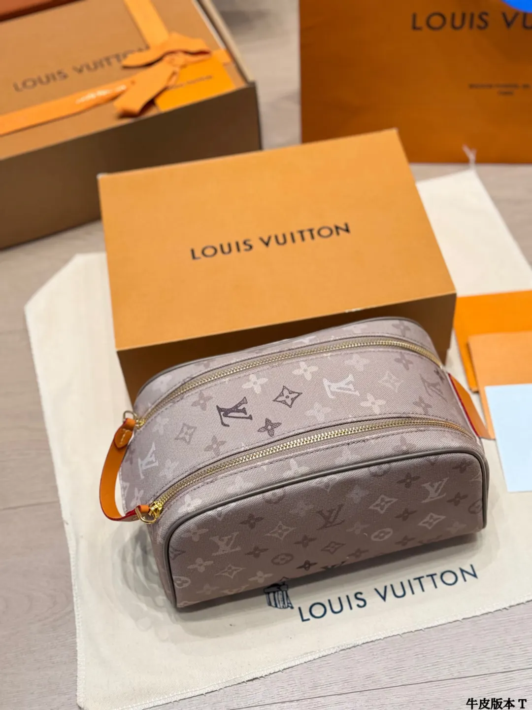 LV 藍色 牛仔 提花 化妝包 便携收納款(數字9) LV 藍色 牛仔 提花 化妝包 便携收納款(數字9)
