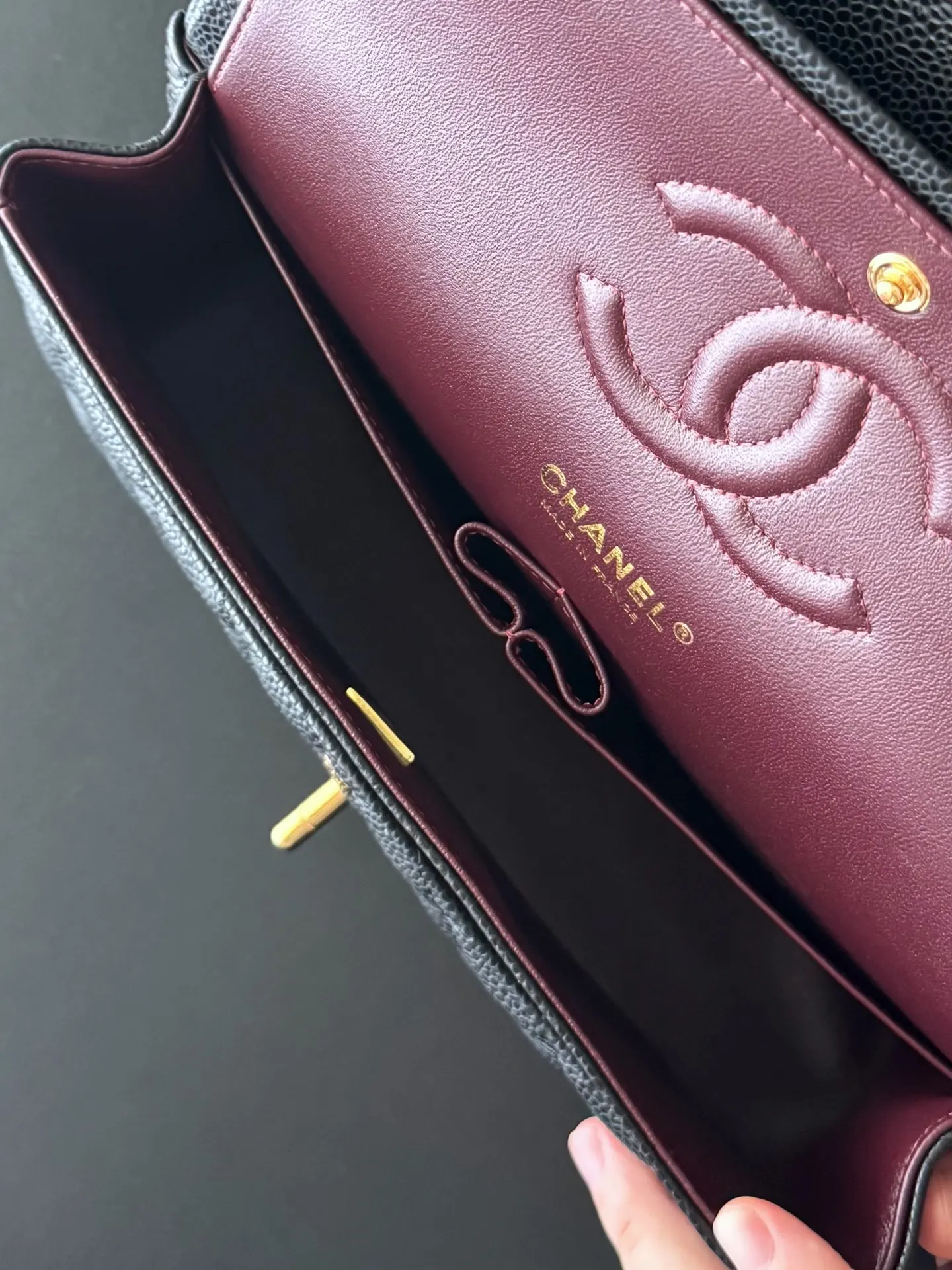 Chanel 黑色牛皮菱格链条包 金扣