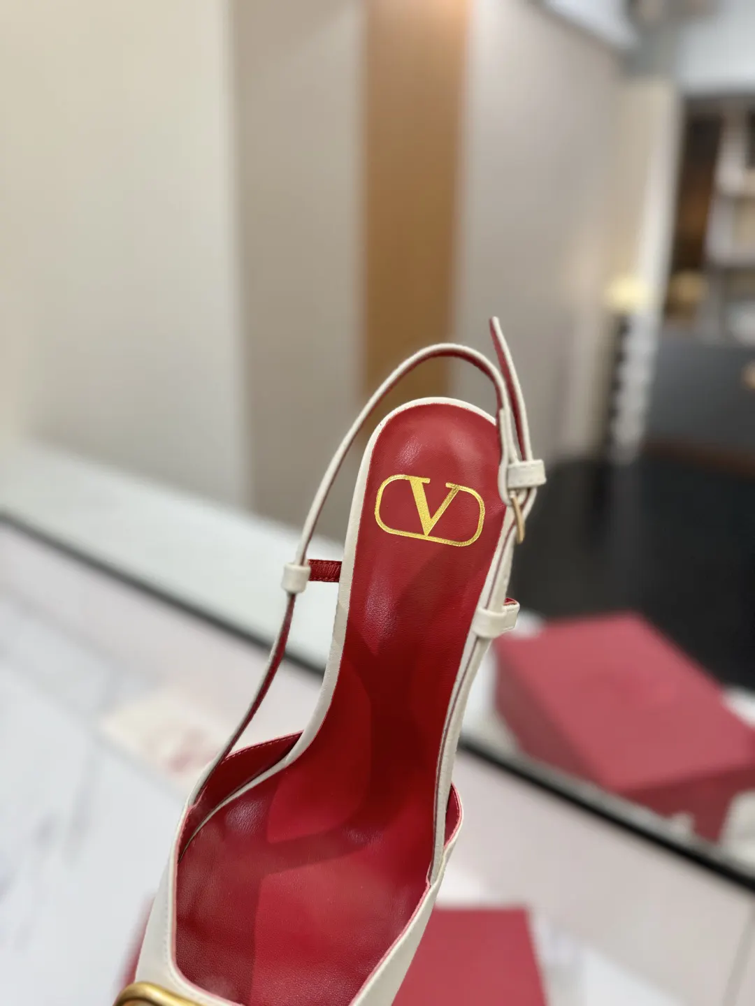Valentino 金色 拖鞋 轻便舒適款(數字8) Valentino 金色 拖鞋 轻便舒適款(數字8)