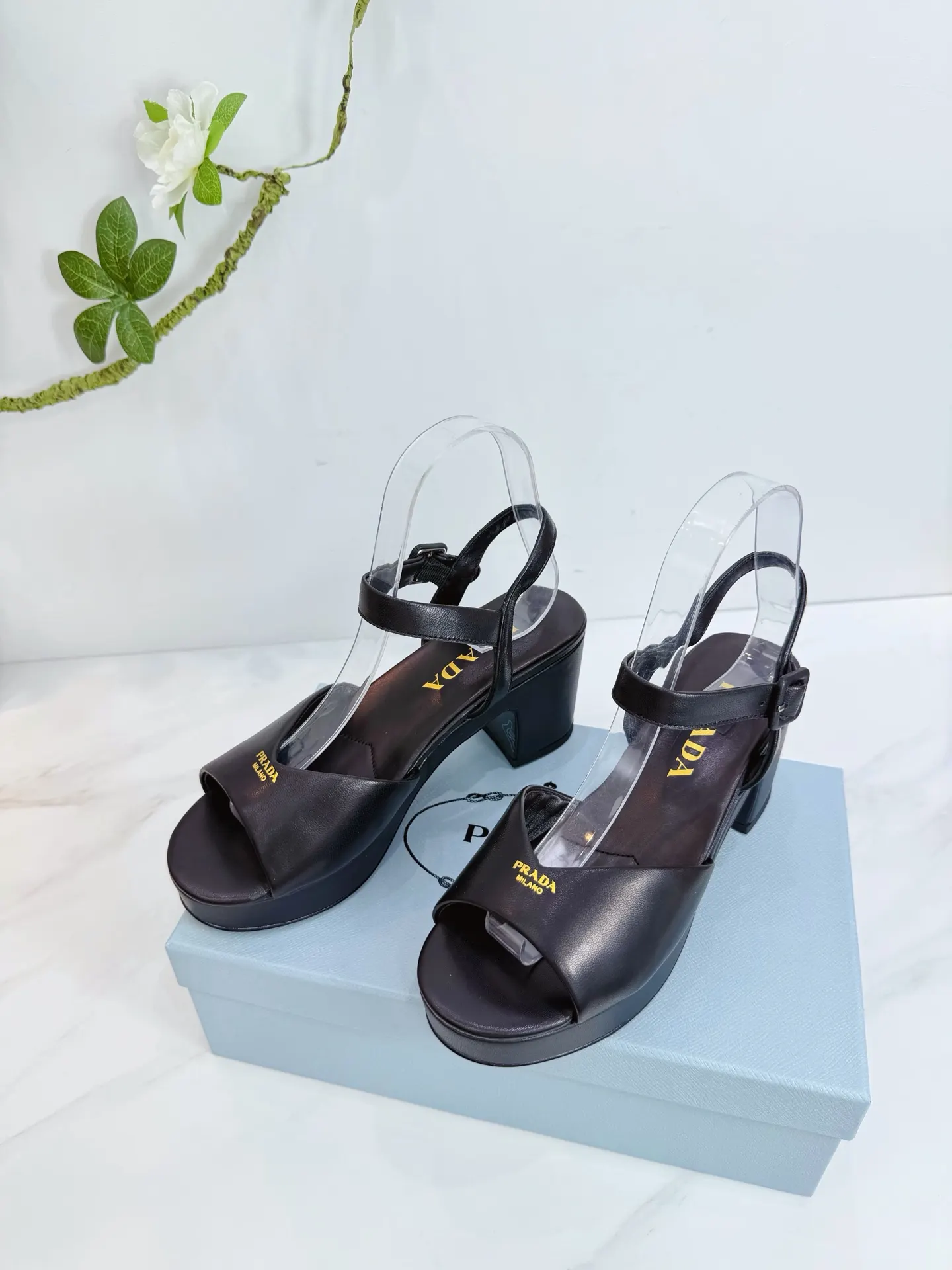 Prada 羊皮 休闲鞋 舒适