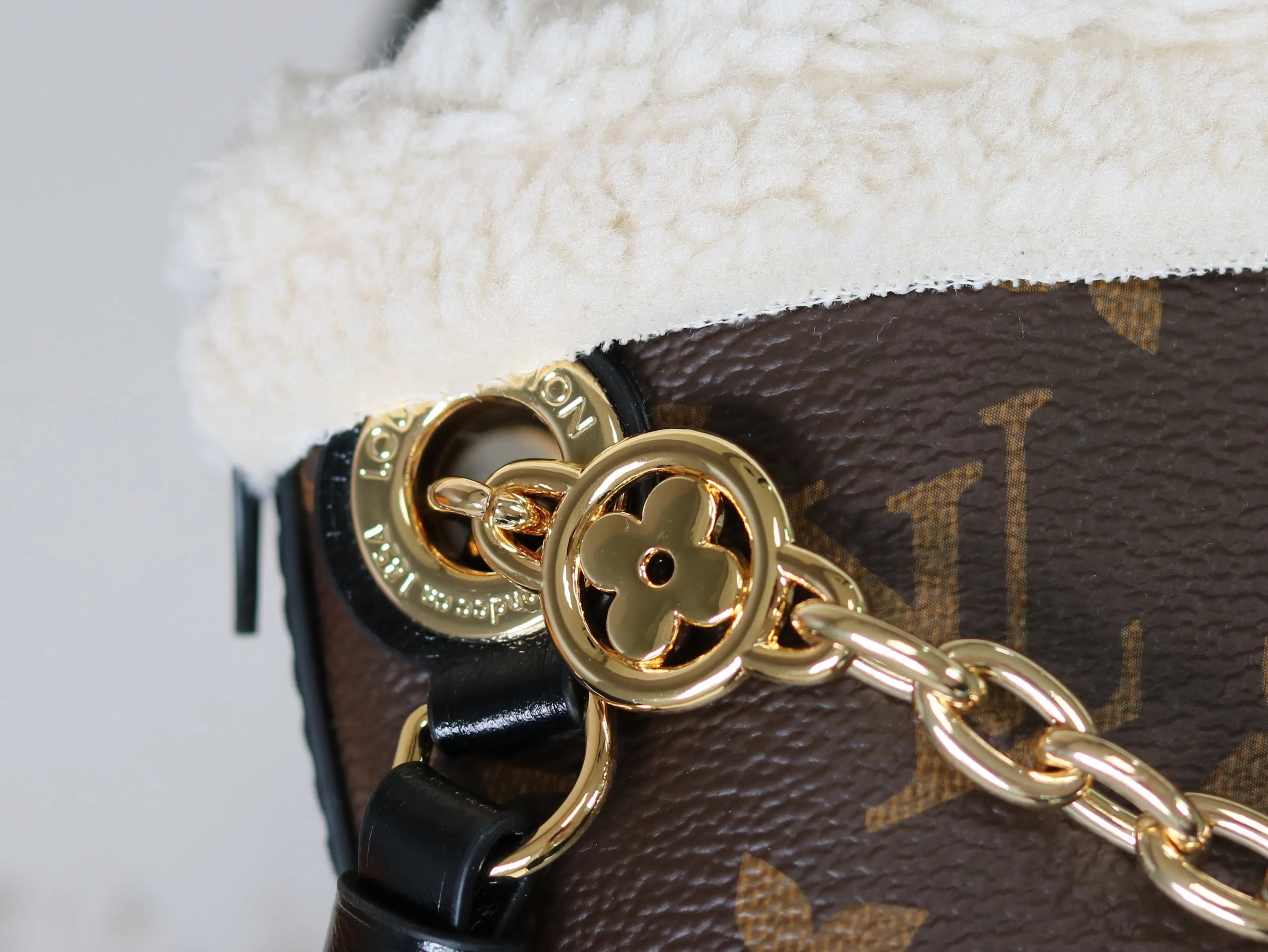 LV classic Monogram, chain bag, shoulder messenger model Image 7