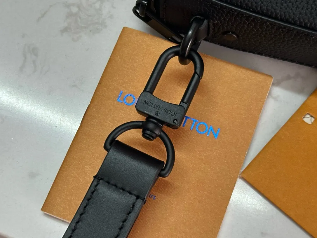 牛皮 拉链主隔层确保稳妥收納 前袋方便取放手机或钥匙等小型 收納包 旅行收納款